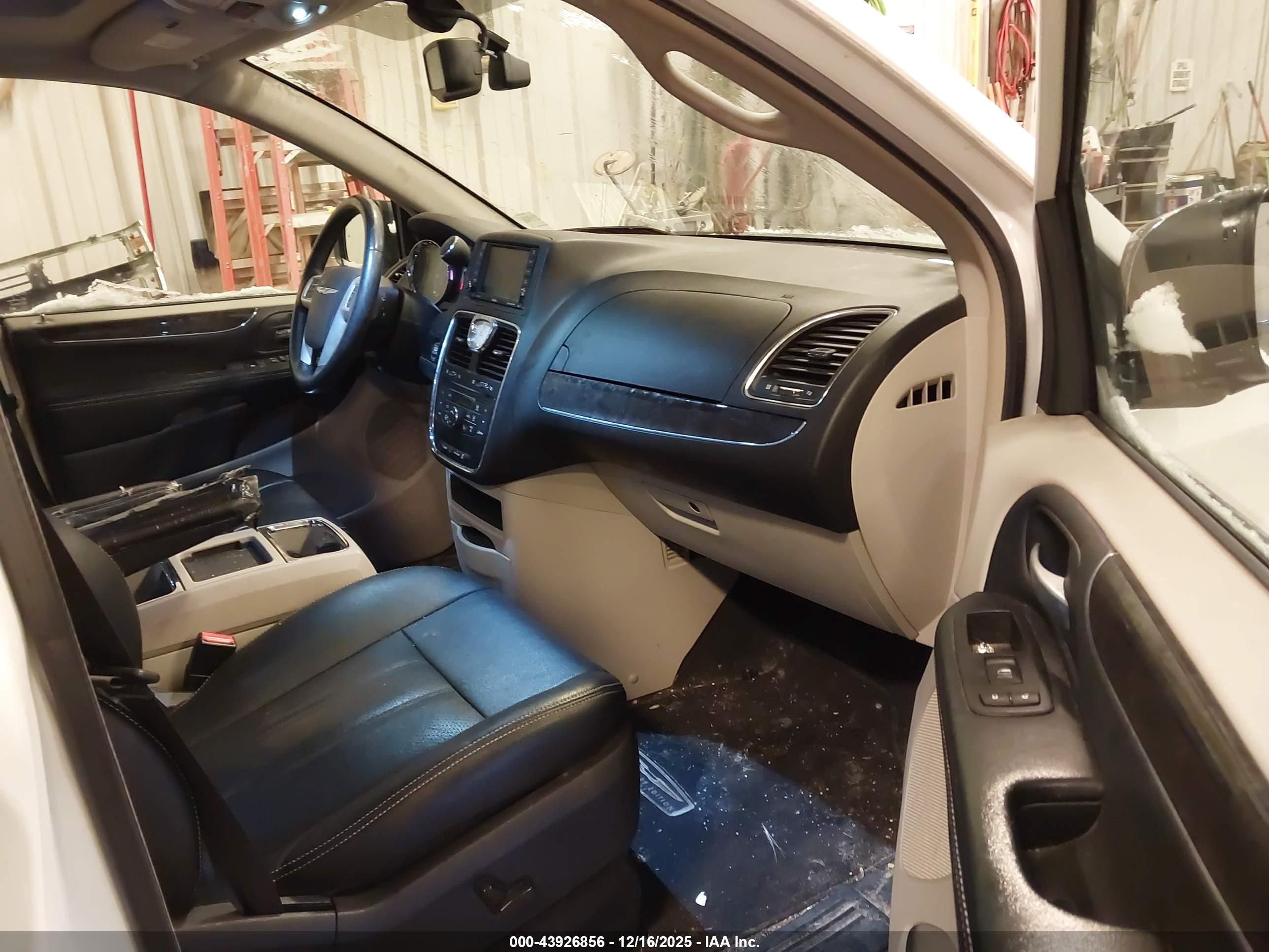 CHRYSLER TOWN image 5