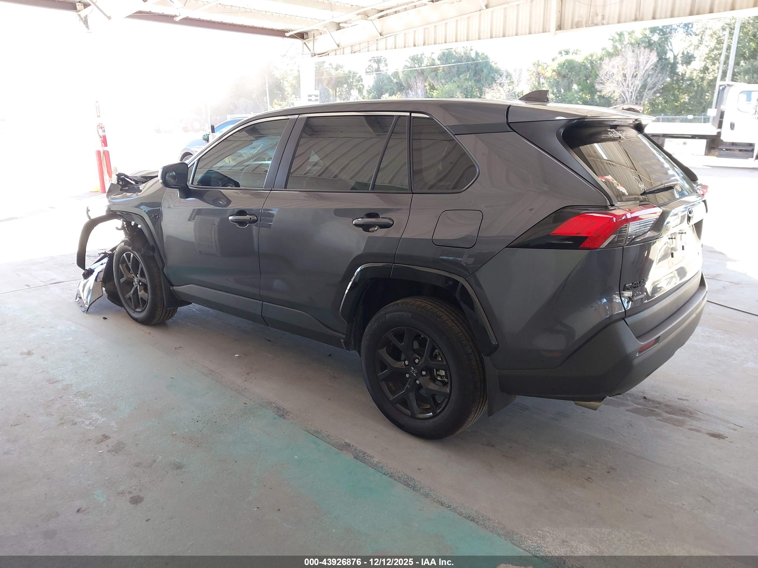 TOYOTA RAV4 image 3