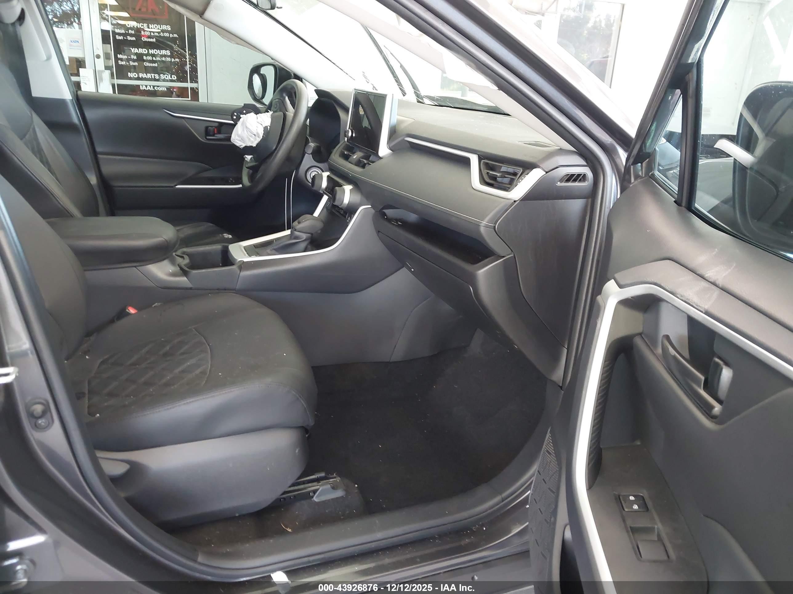 TOYOTA RAV4 image 5