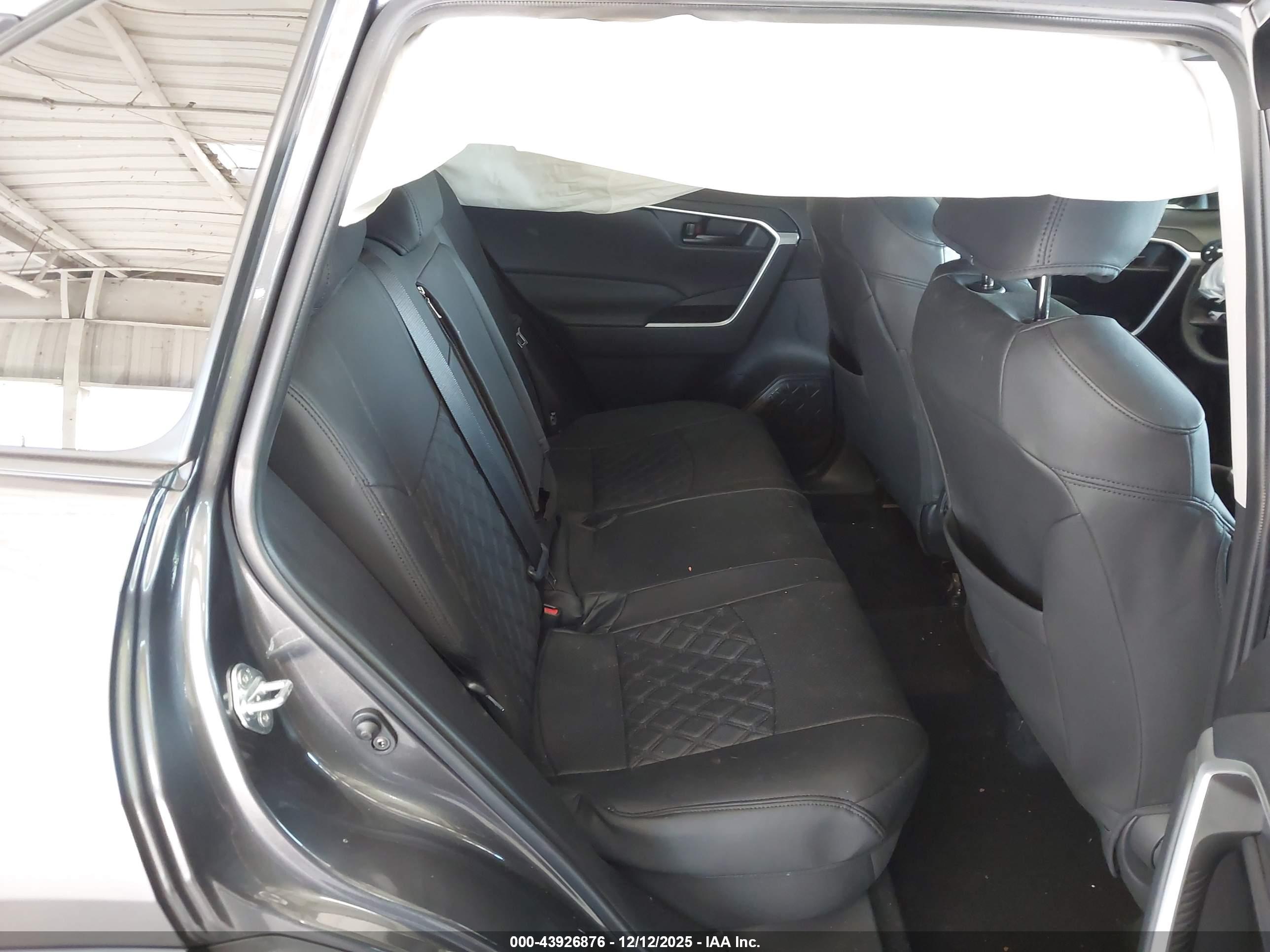 TOYOTA RAV4 image 8