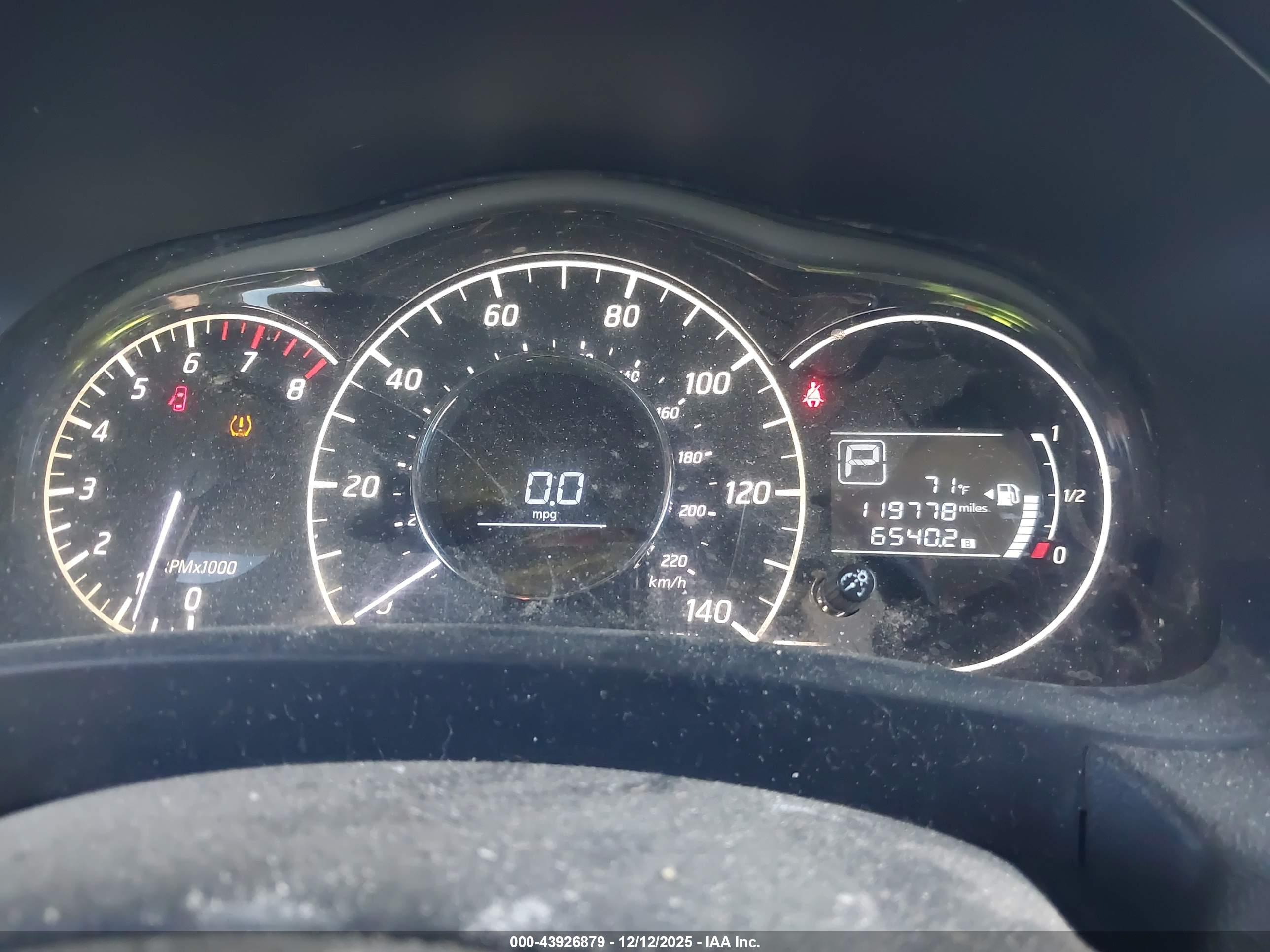 NISSAN VERSA image 7
