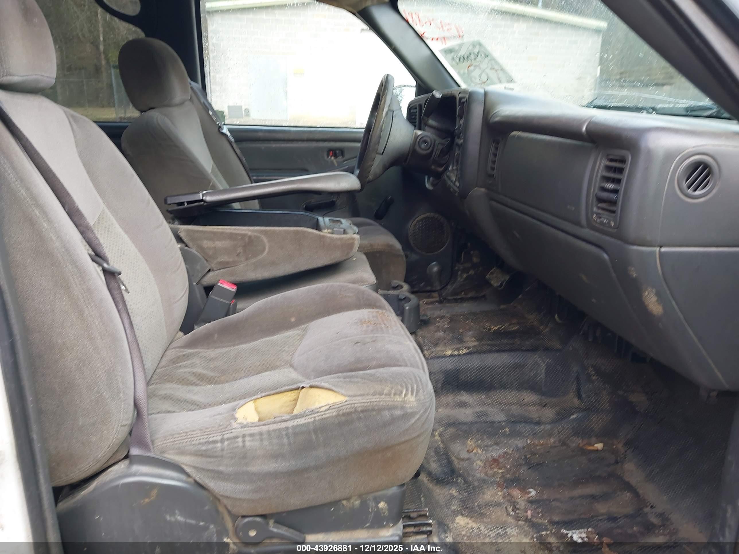 CHEVROLET SILVERADO image 5