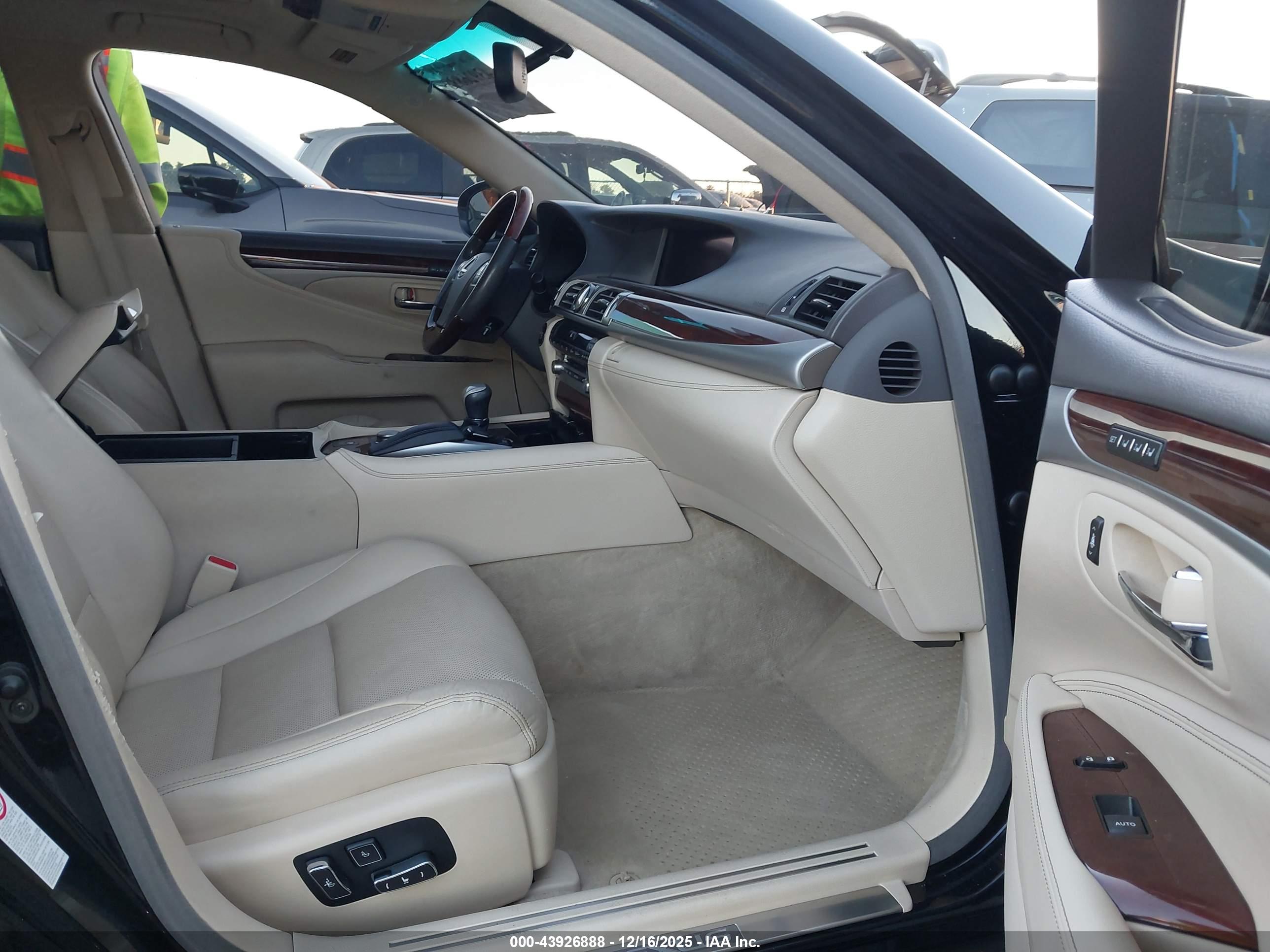 LEXUS LS image 5