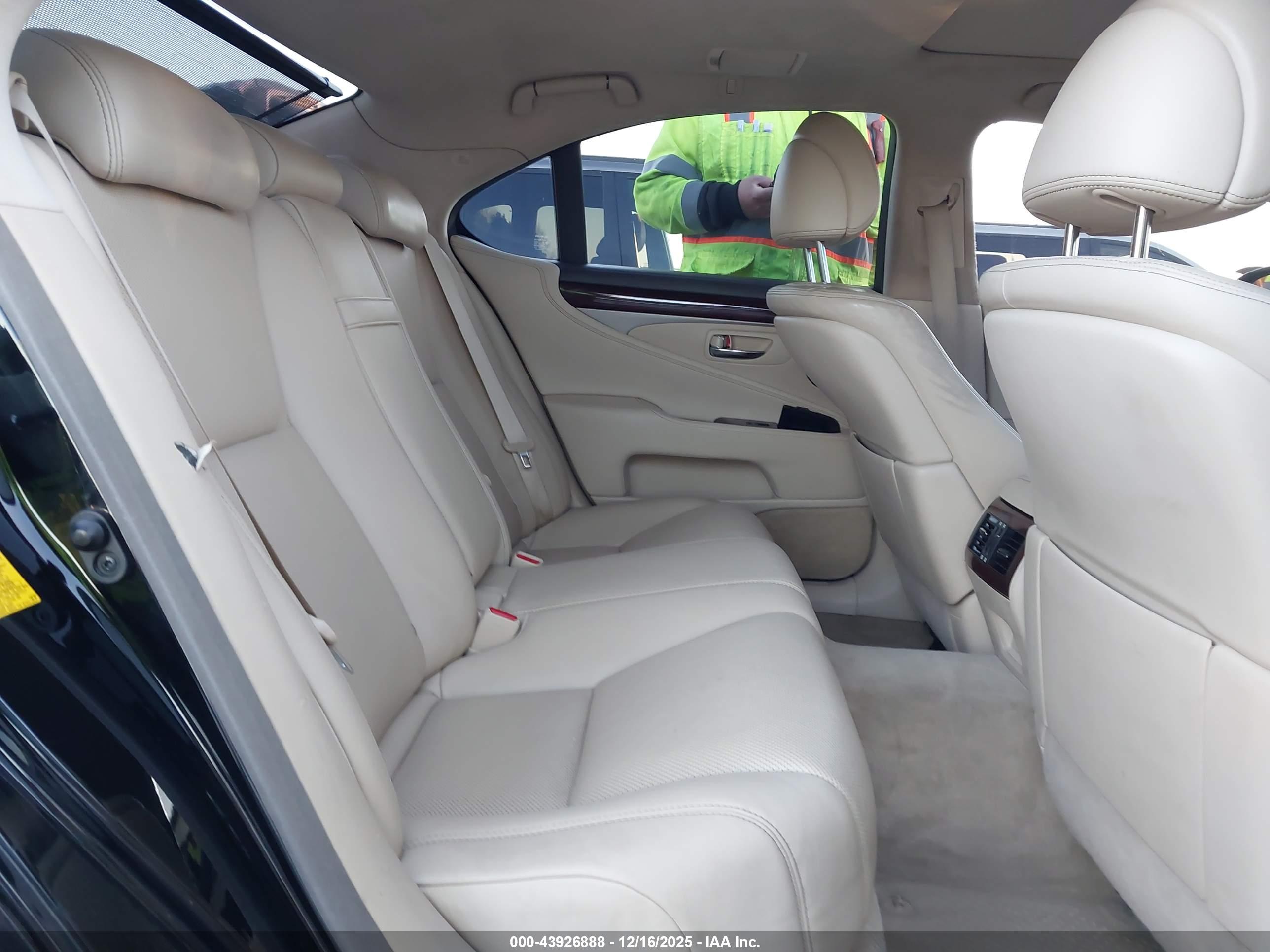 LEXUS LS image 8