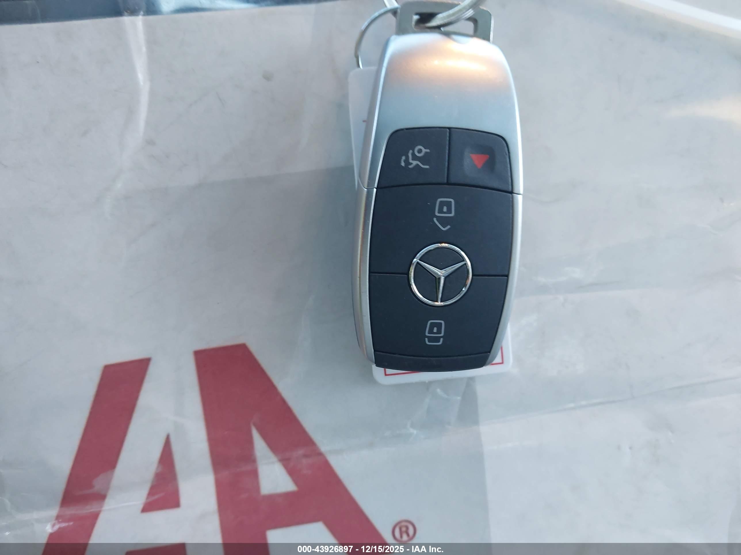 MERCEDES-BENZ GLC image 11