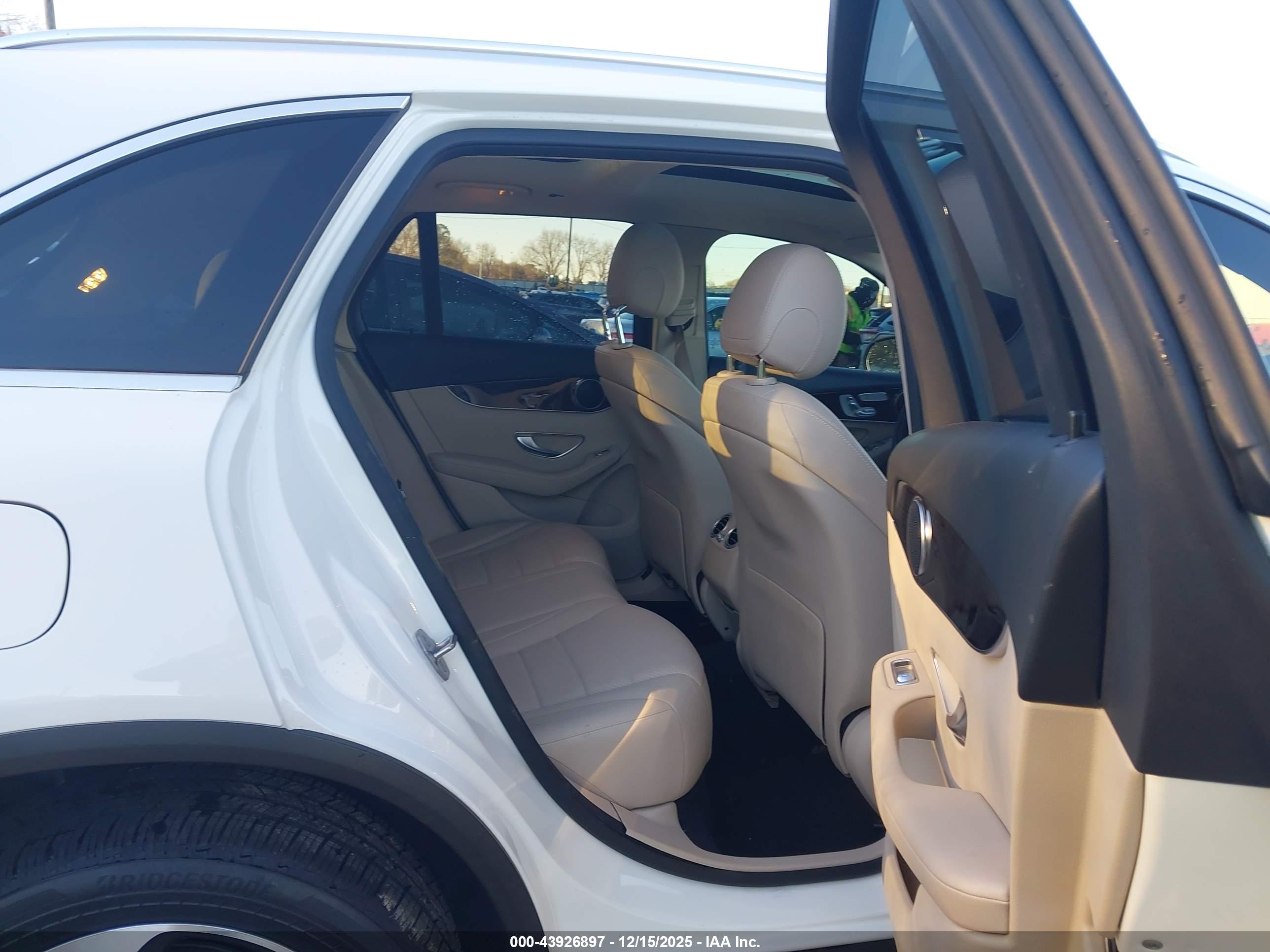 MERCEDES-BENZ GLC image 8