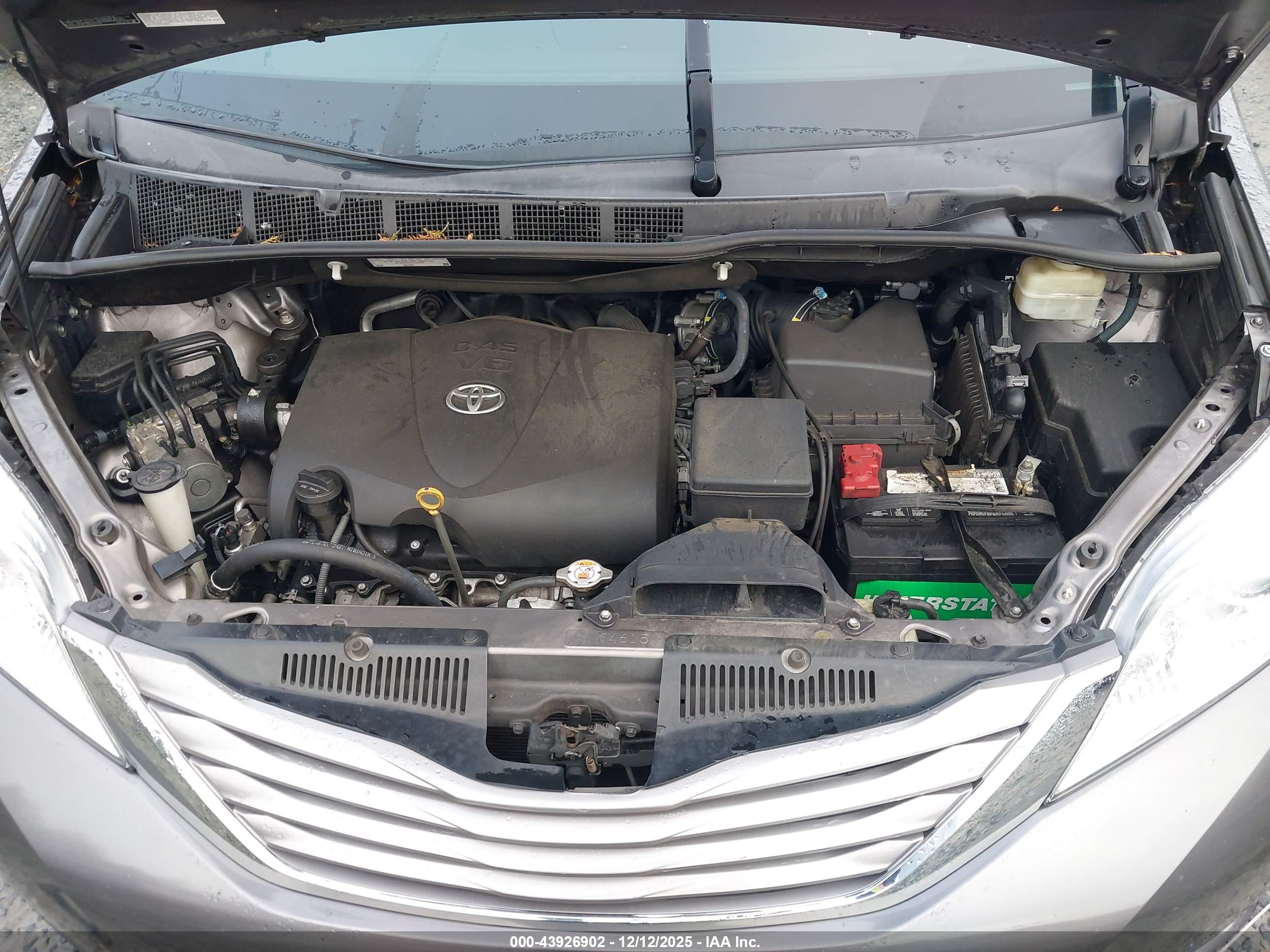 TOYOTA SIENNA image 10
