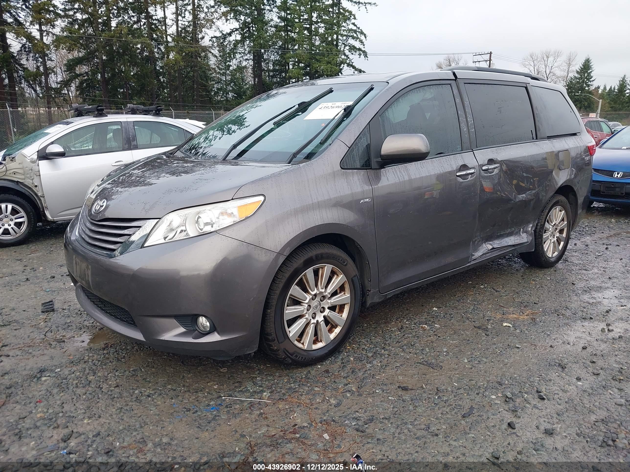 TOYOTA SIENNA image 2