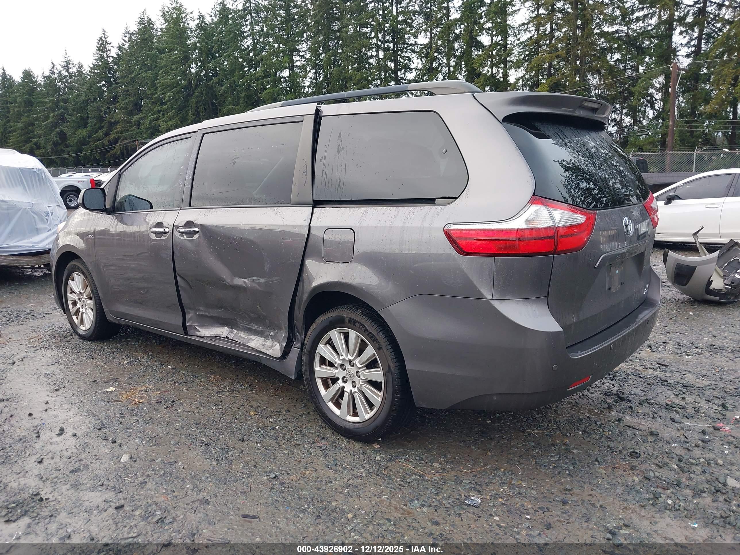 TOYOTA SIENNA image 3
