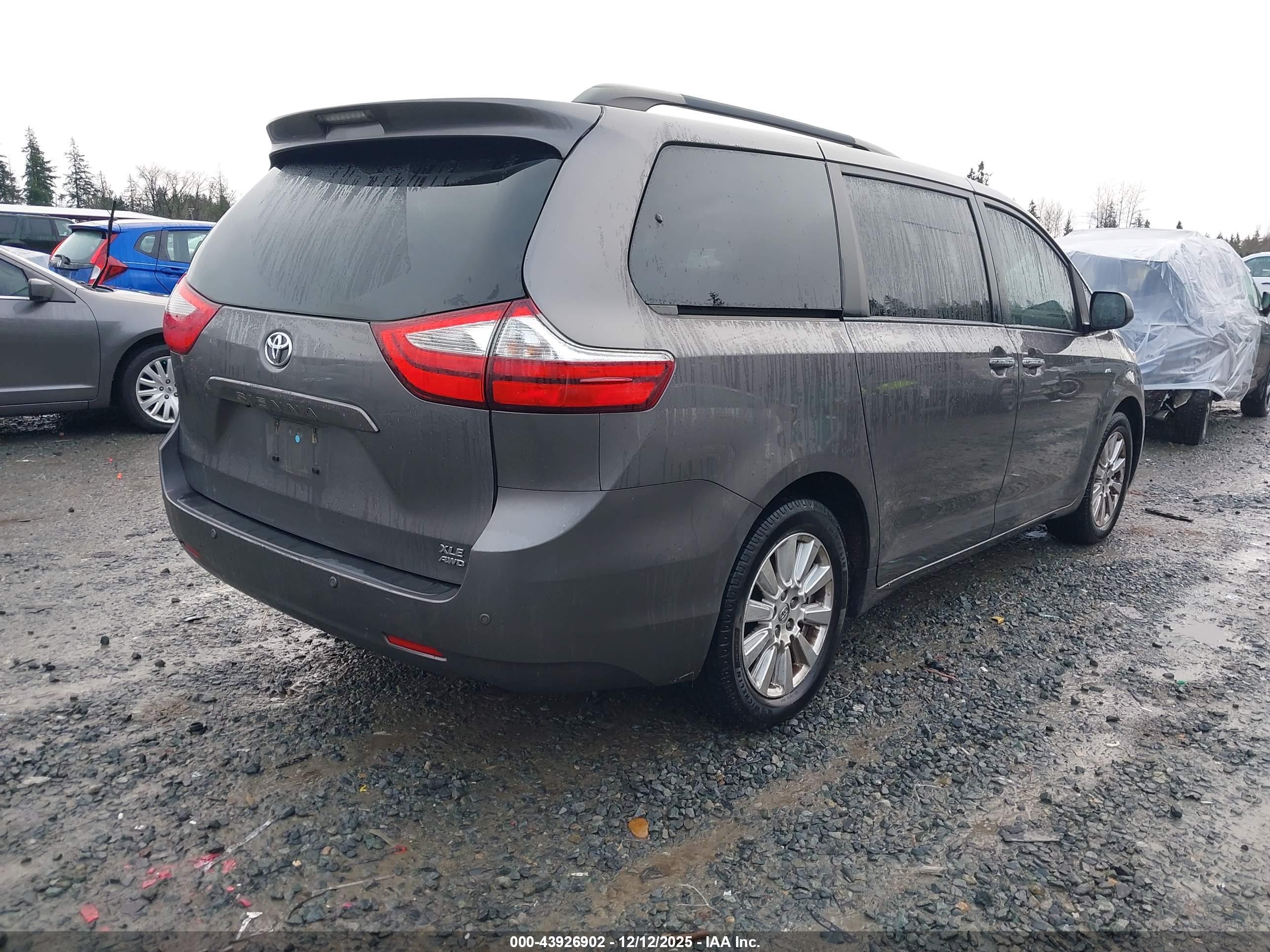 TOYOTA SIENNA image 4