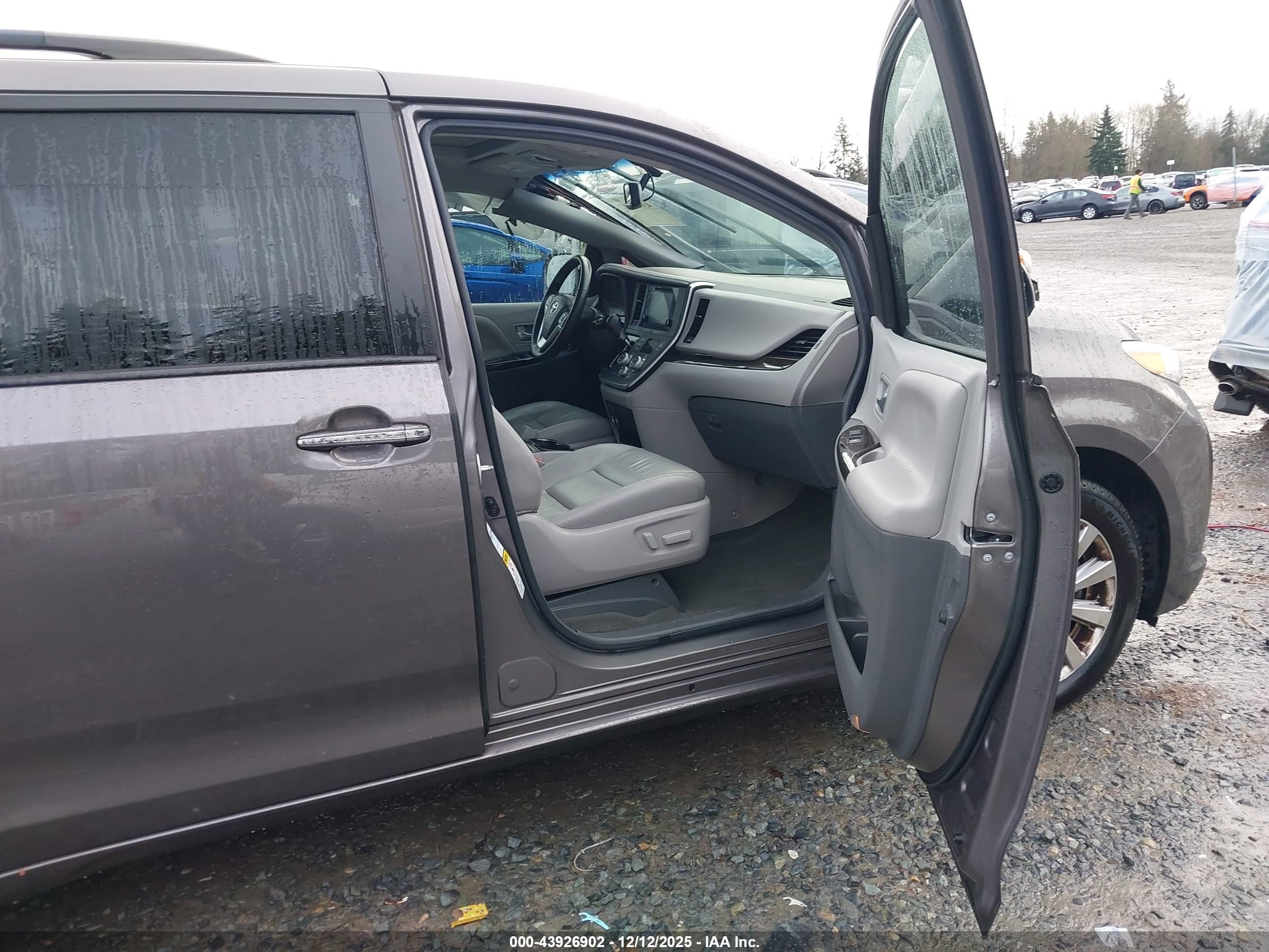 TOYOTA SIENNA image 5