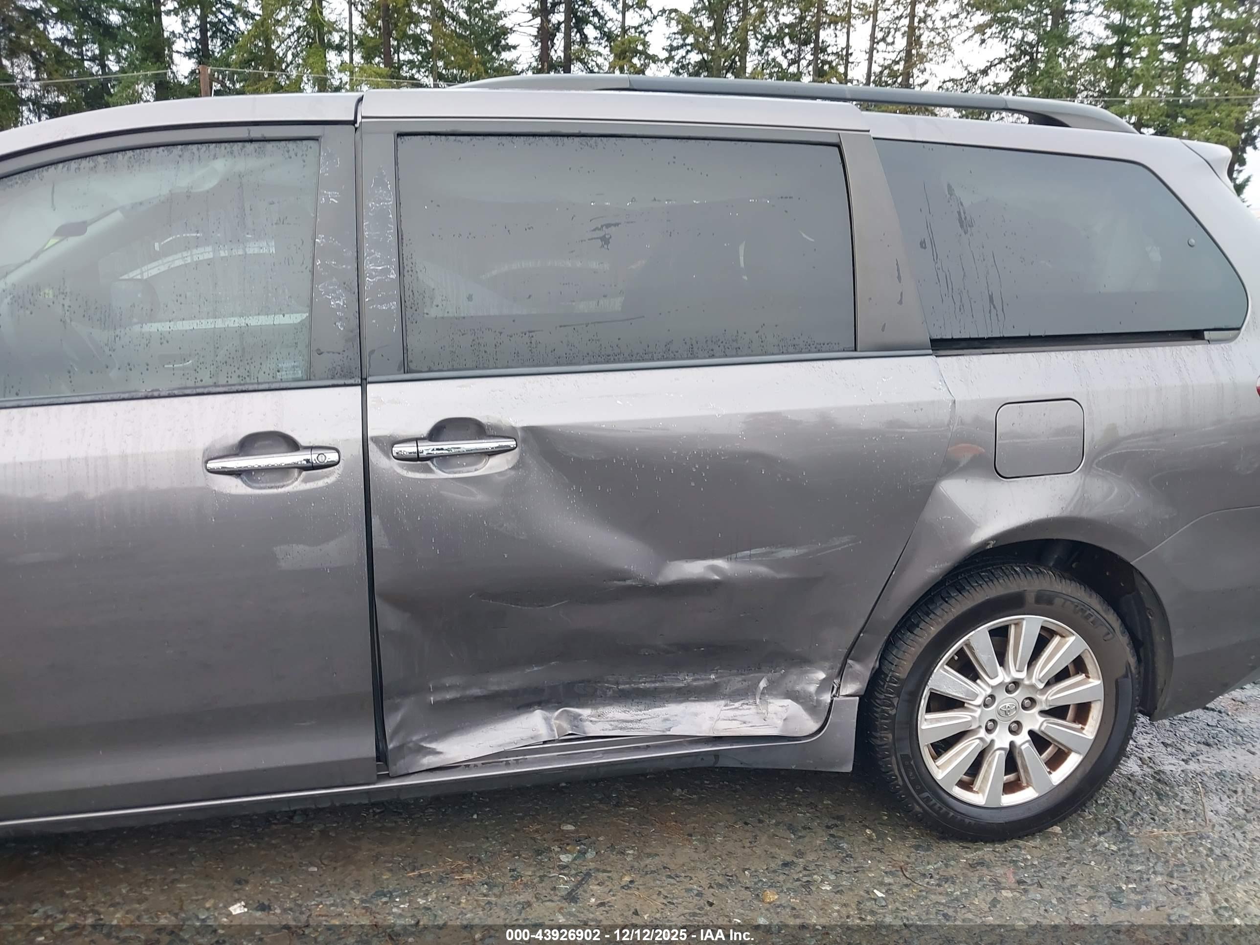 TOYOTA SIENNA image 6