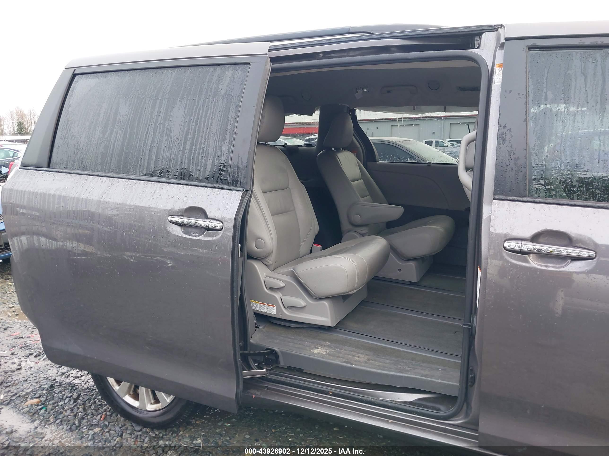 TOYOTA SIENNA image 8