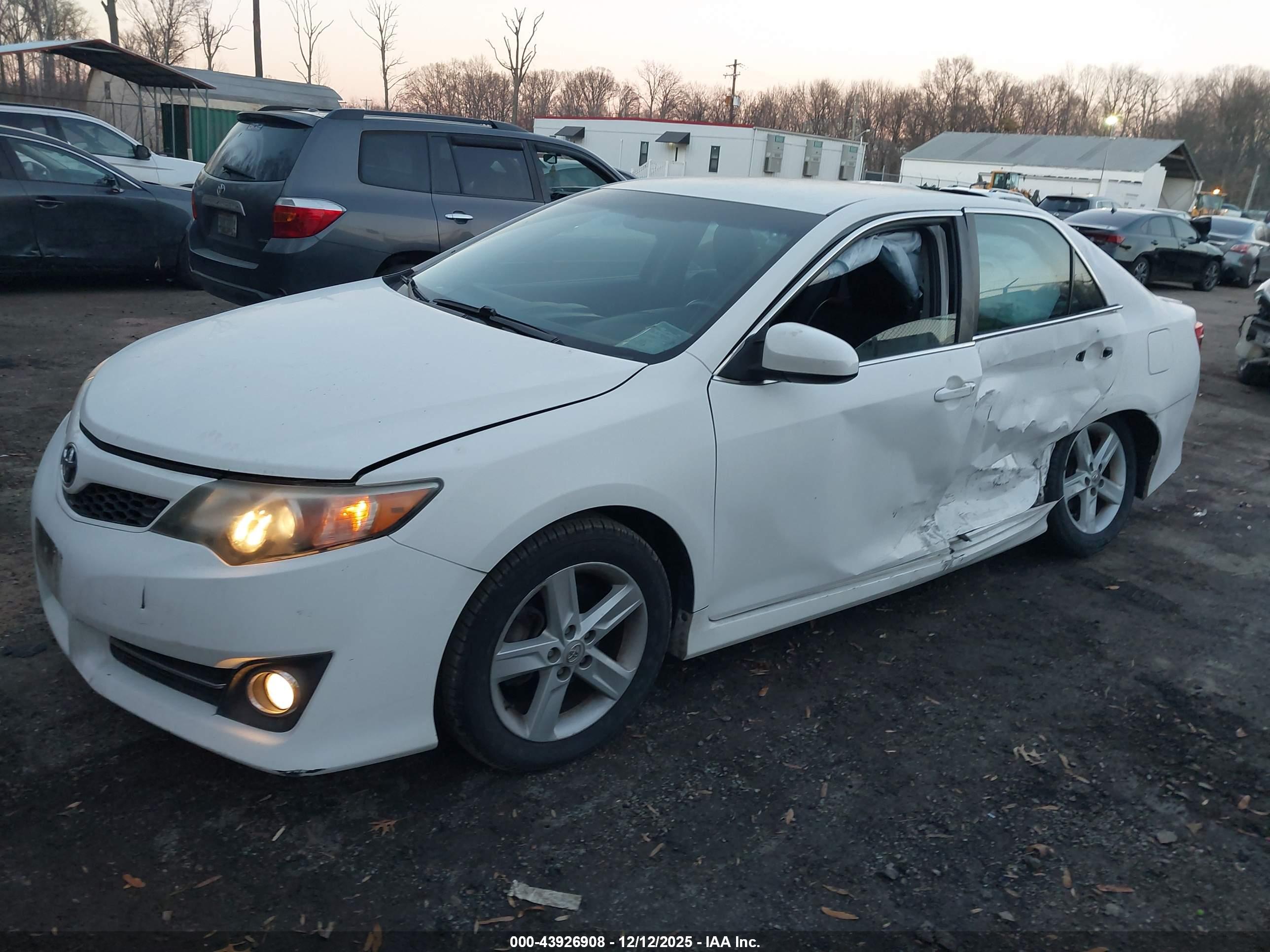 TOYOTA CAMRY image 2