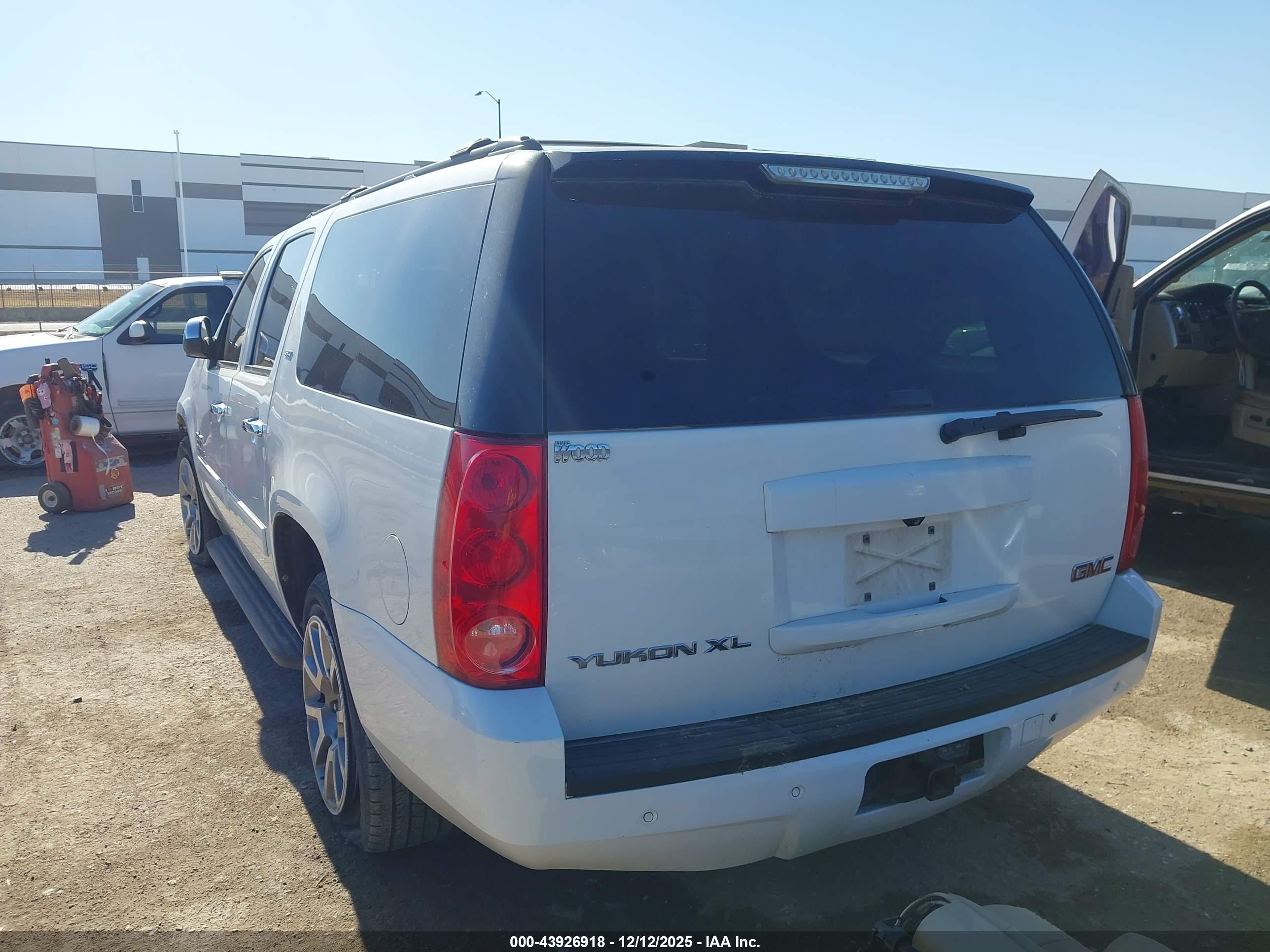 GMC YUKON image 3