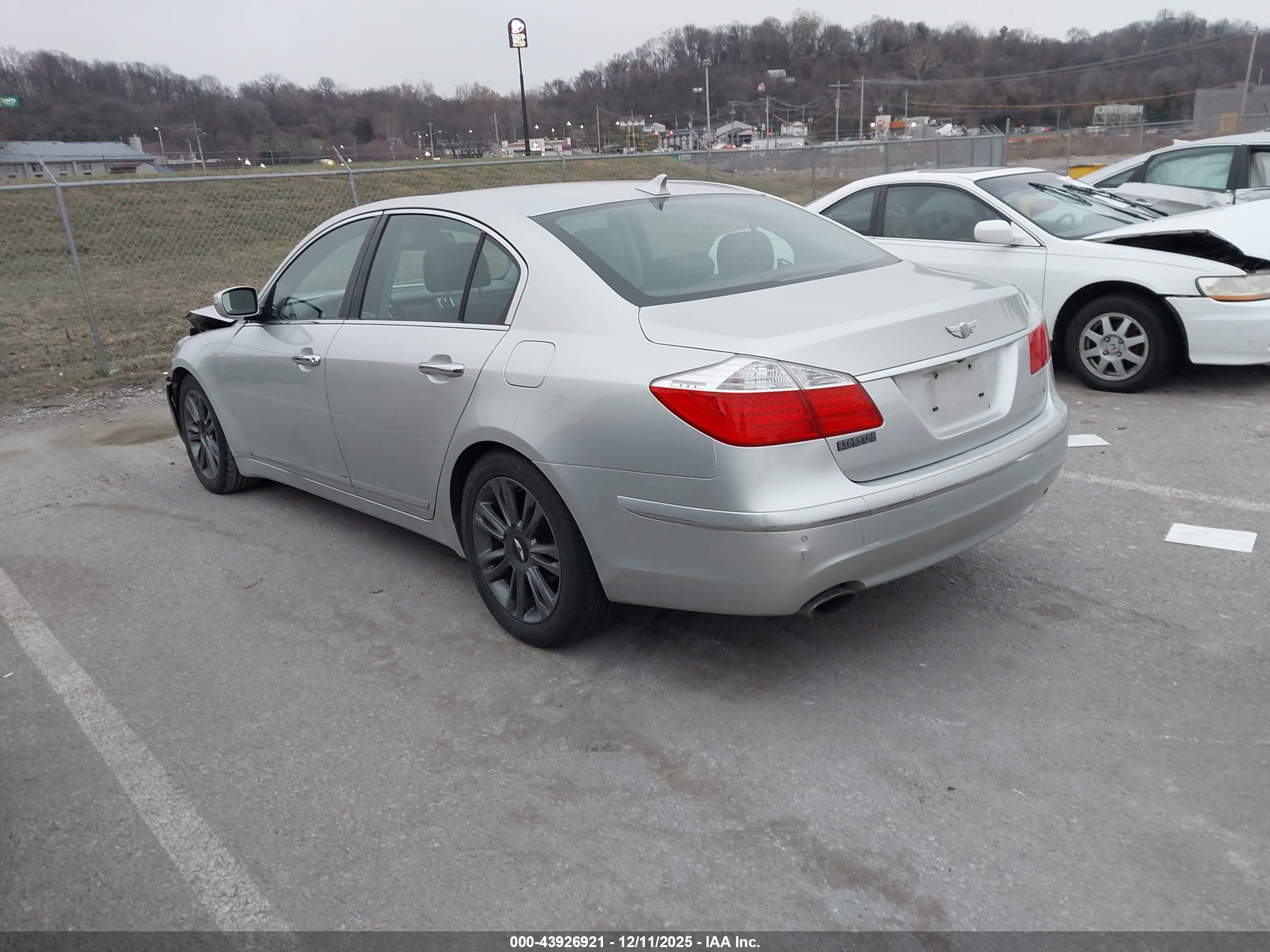 HYUNDAI GENESIS image 3
