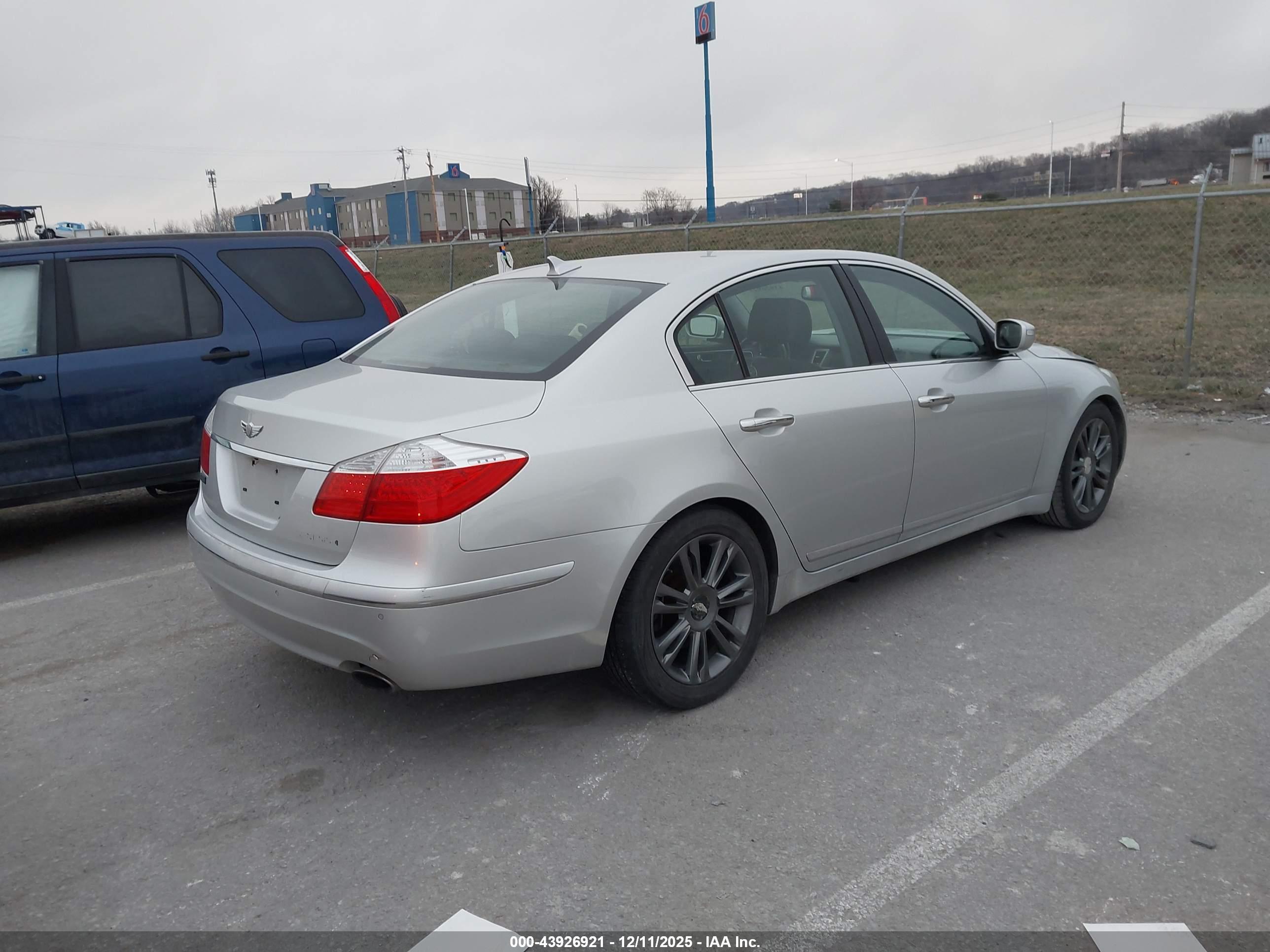 HYUNDAI GENESIS image 4