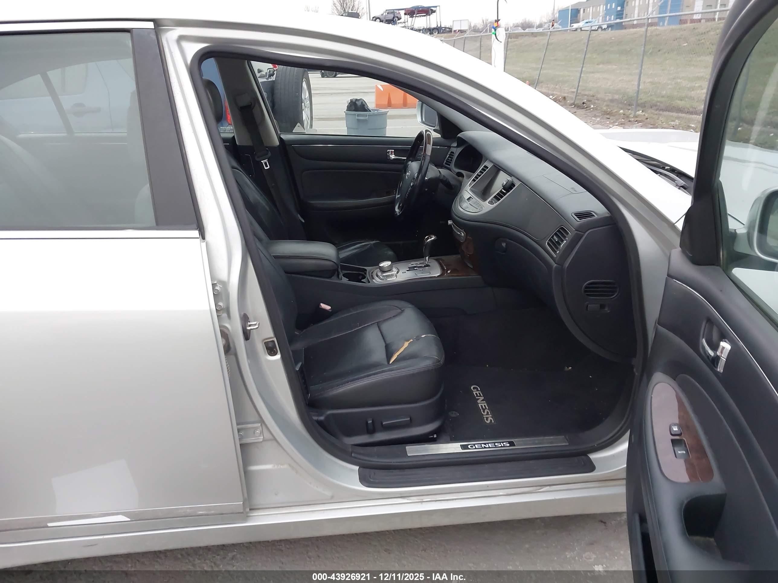 HYUNDAI GENESIS image 5