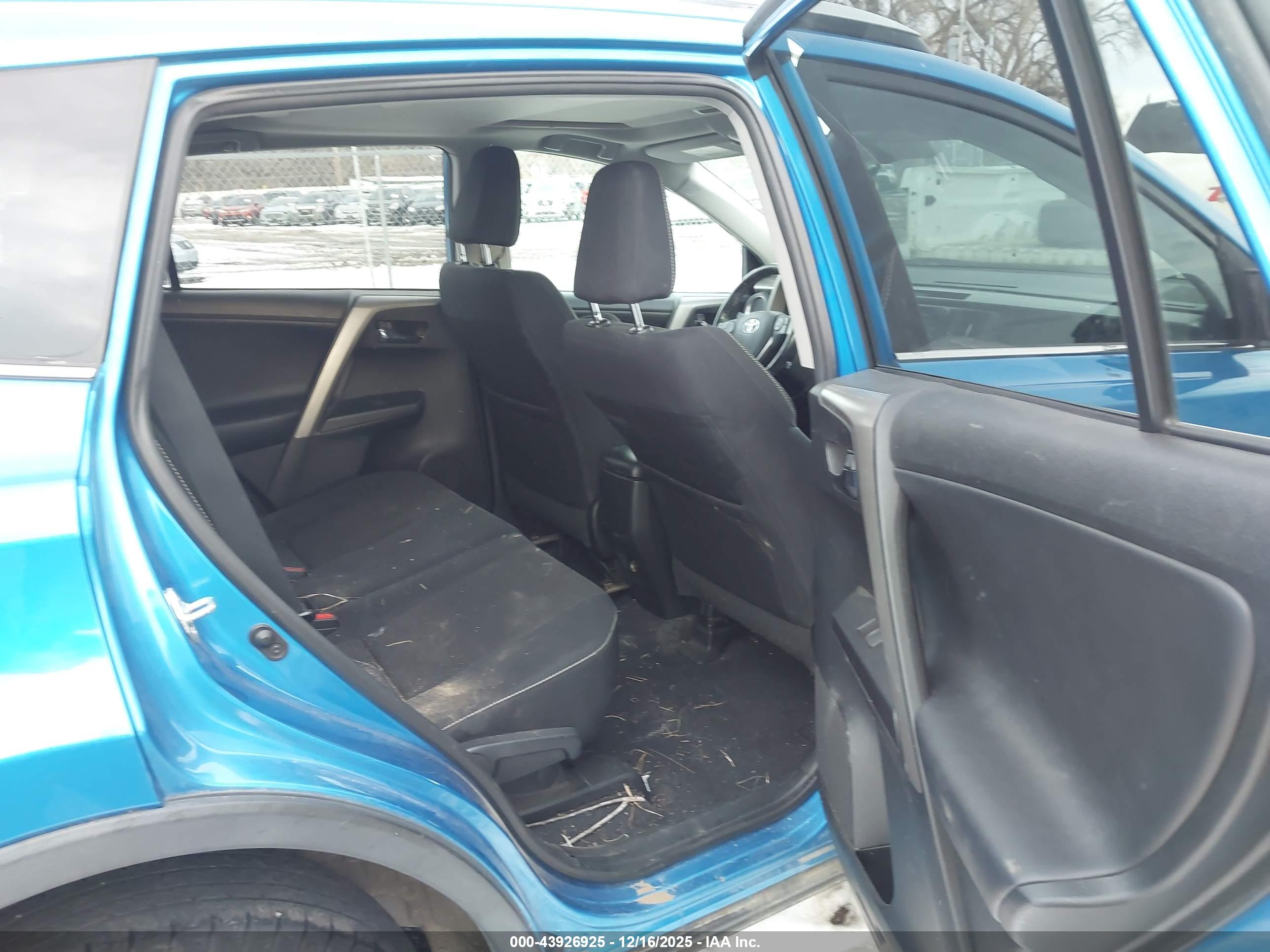 TOYOTA RAV4 image 8