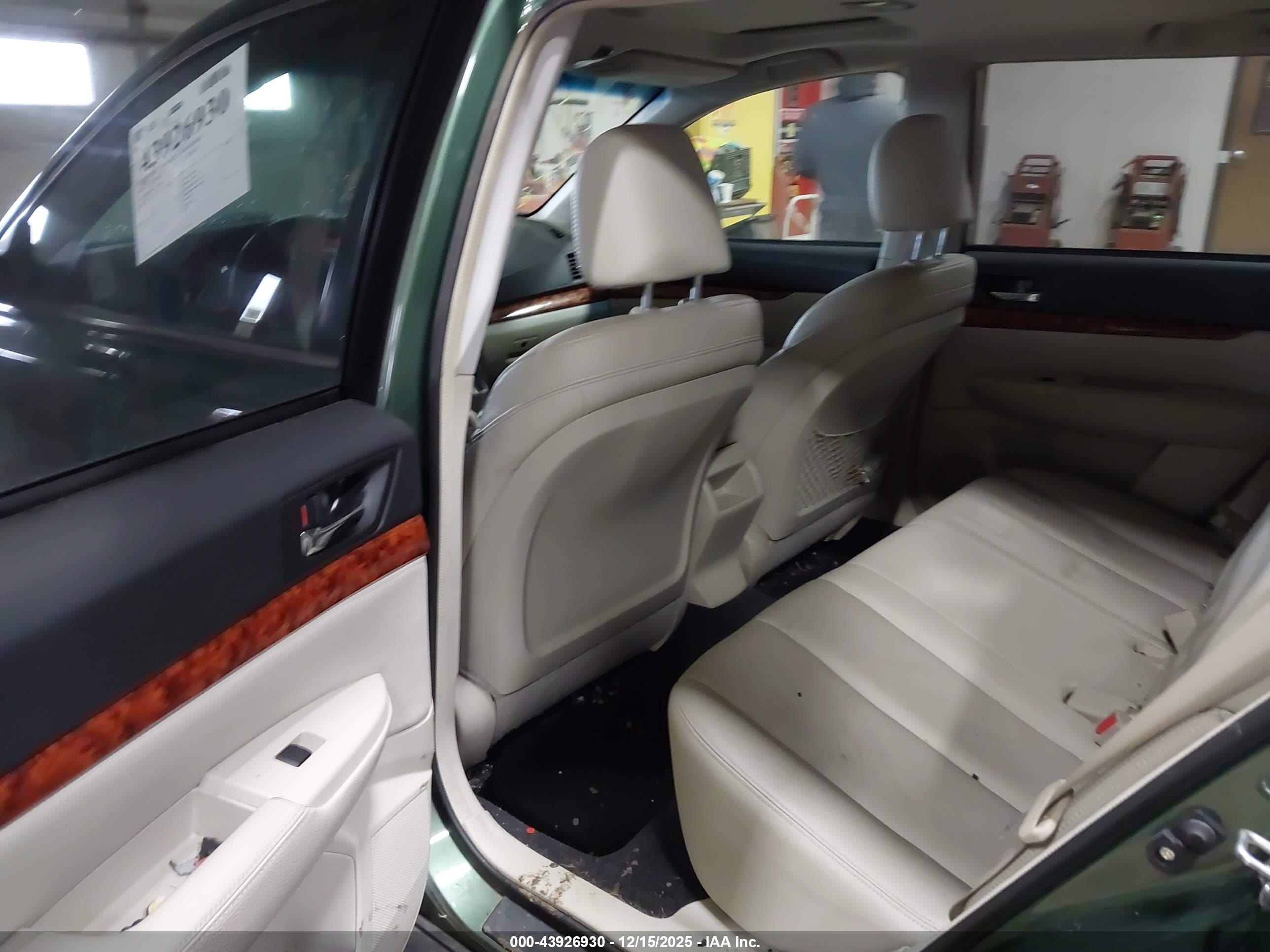 SUBARU OUTBACK image 8