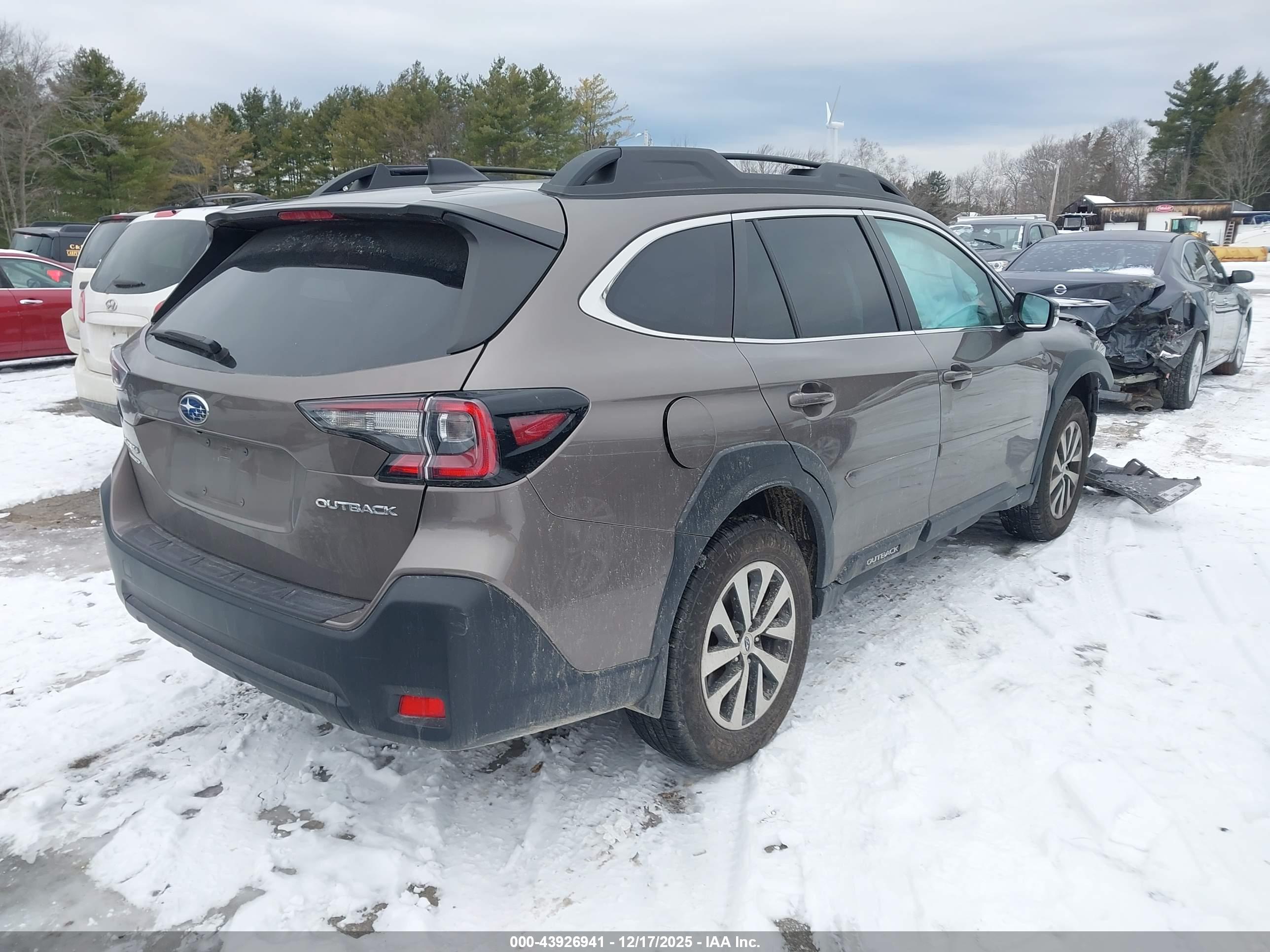 SUBARU OUTBACK image 4