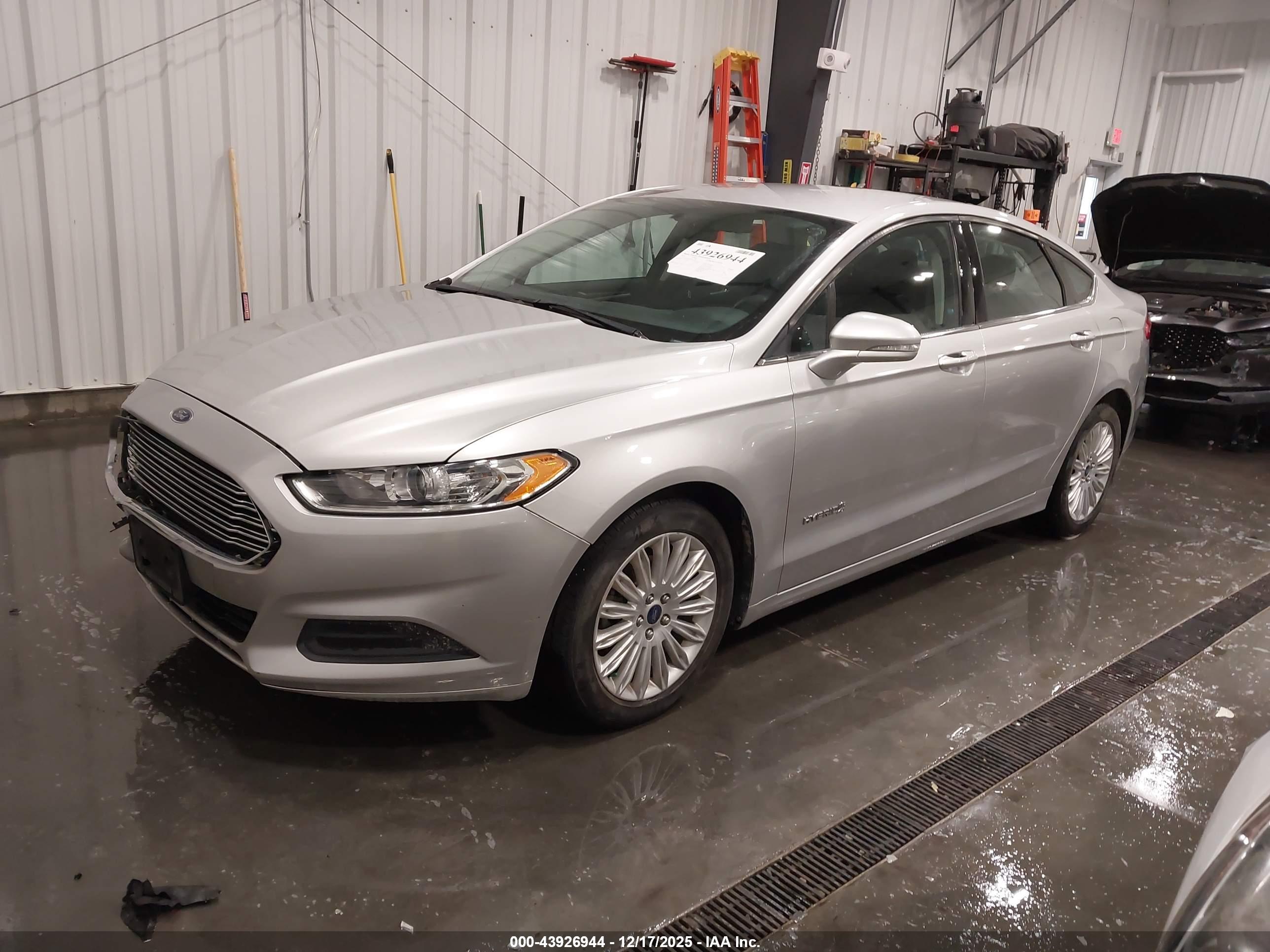 FORD FUSION image 2