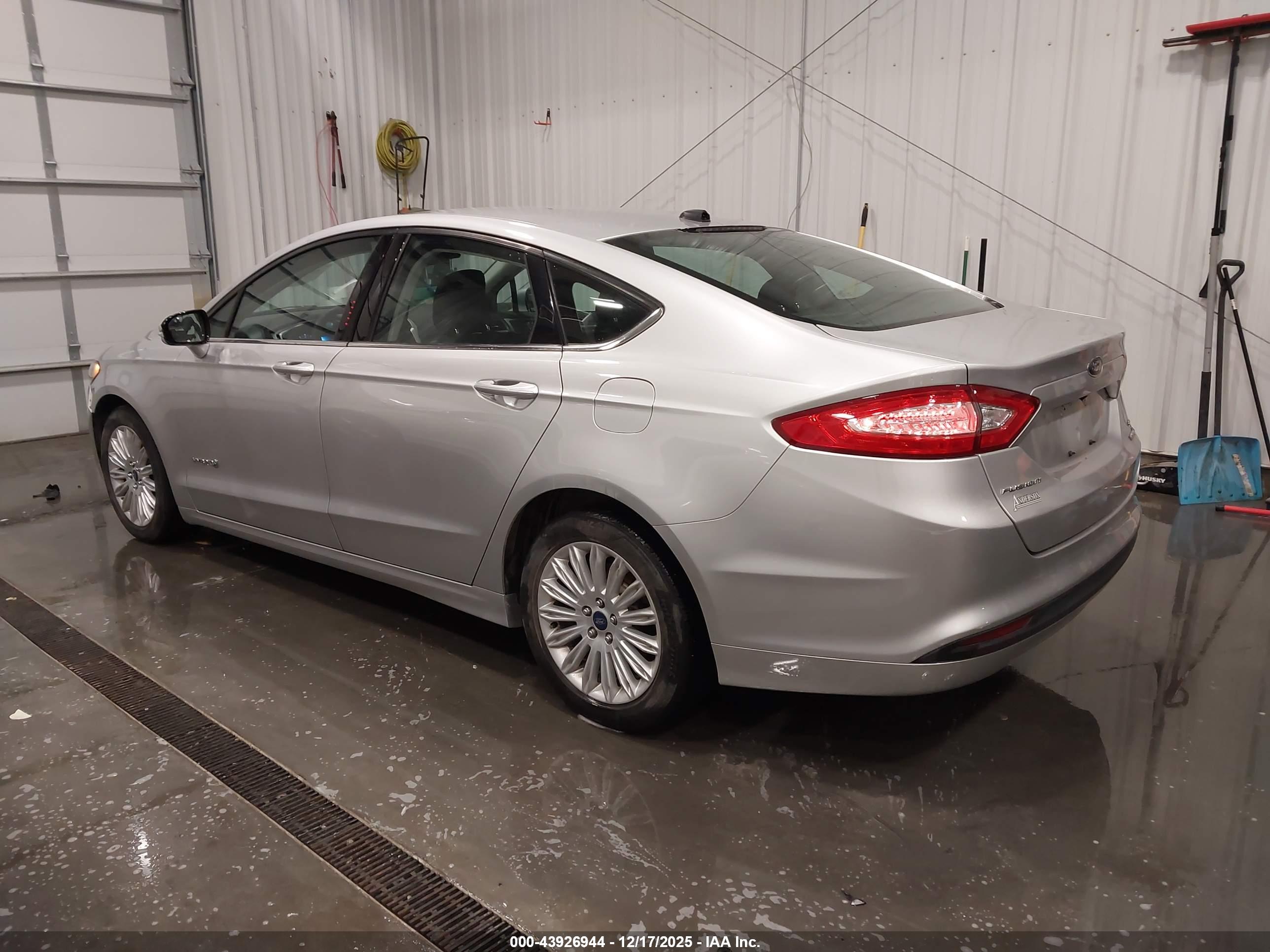 FORD FUSION image 3