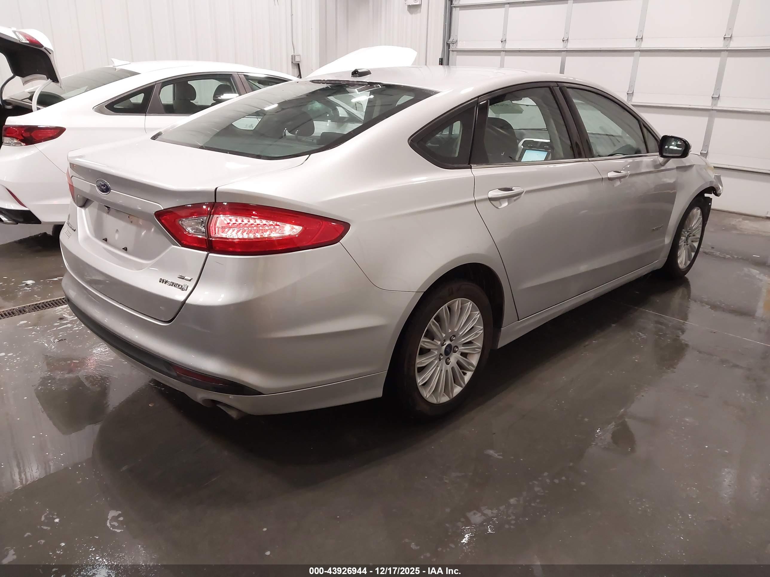 FORD FUSION image 4