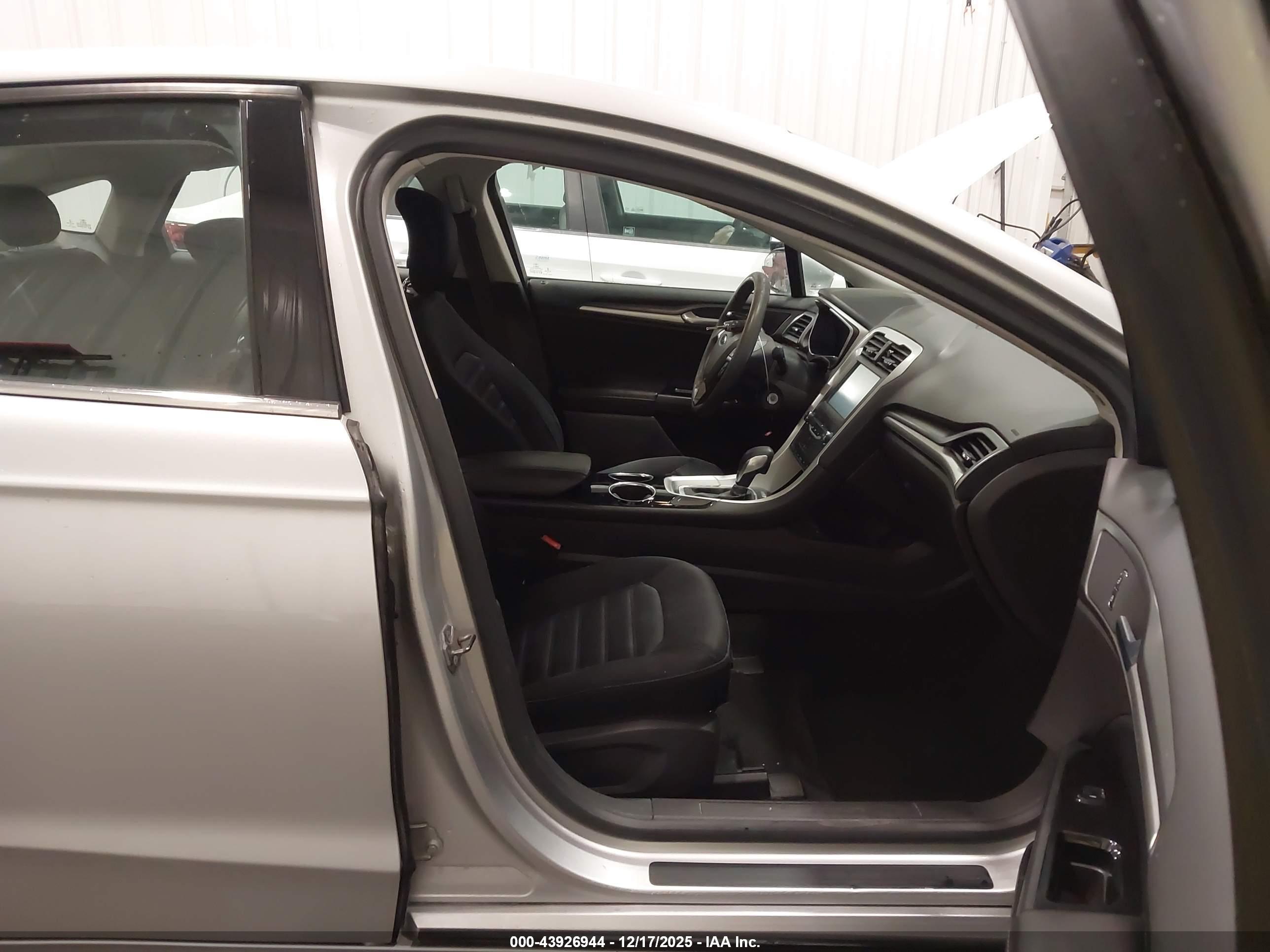FORD FUSION image 5