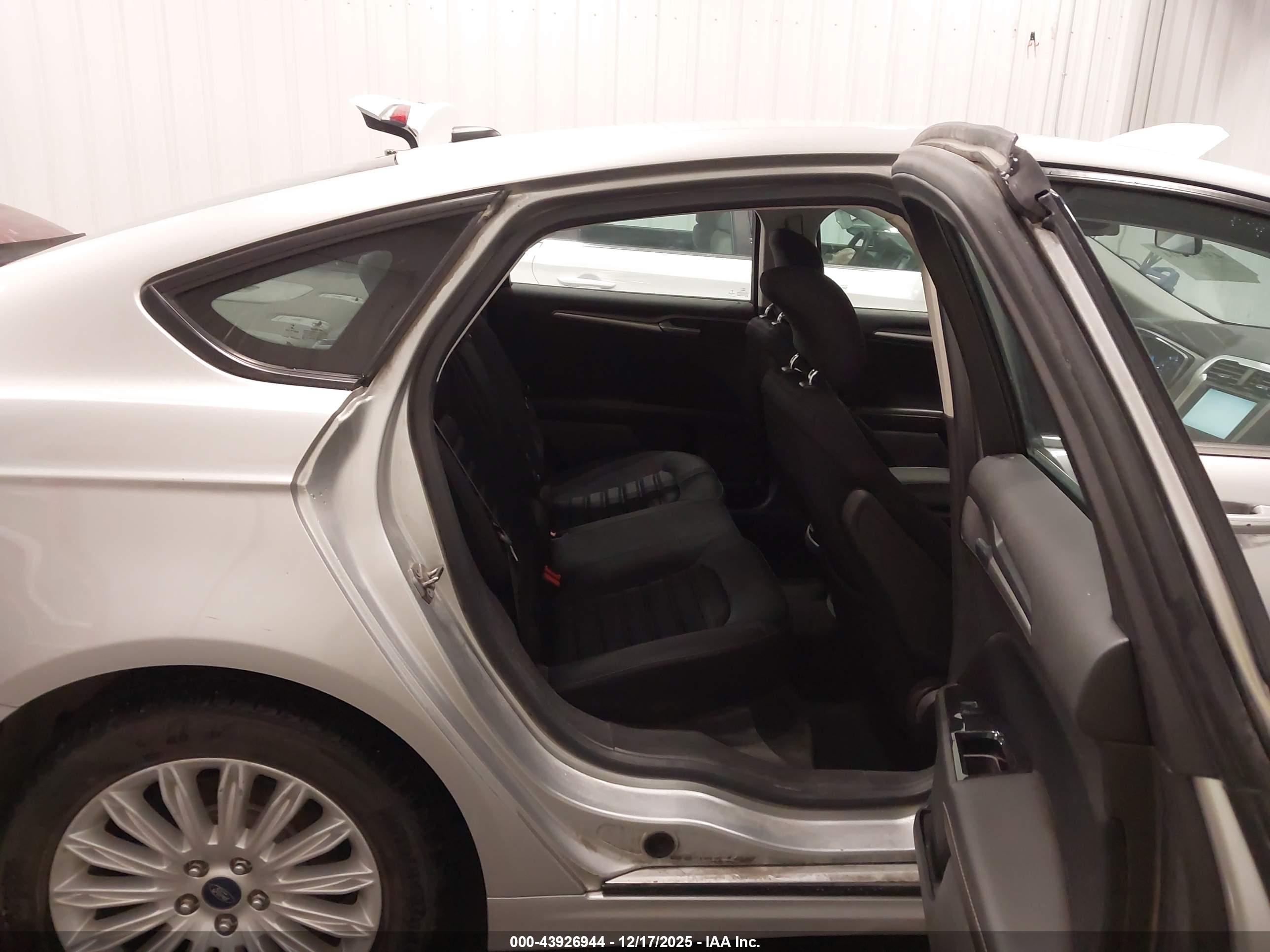FORD FUSION image 8