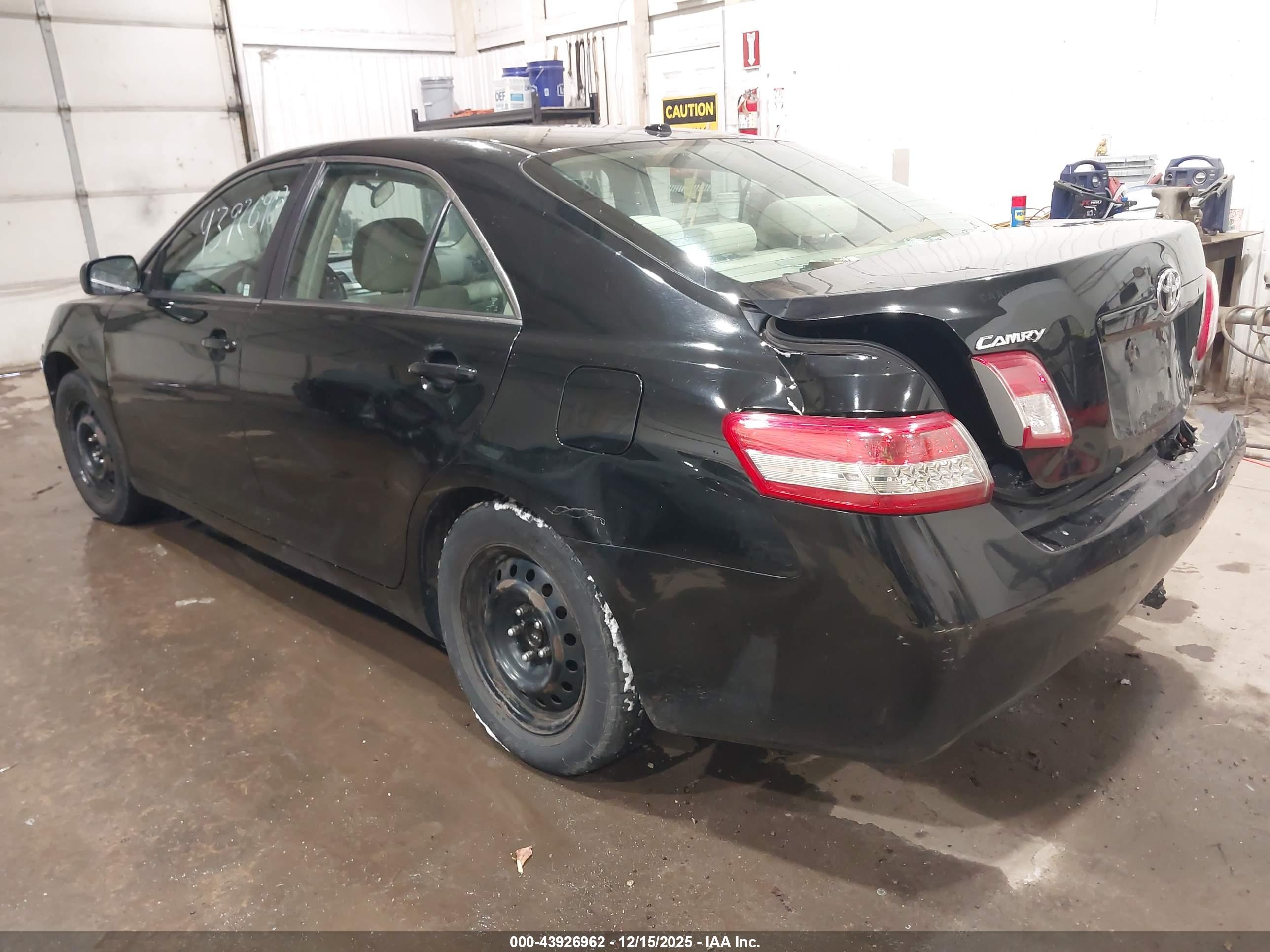 TOYOTA CAMRY image 3