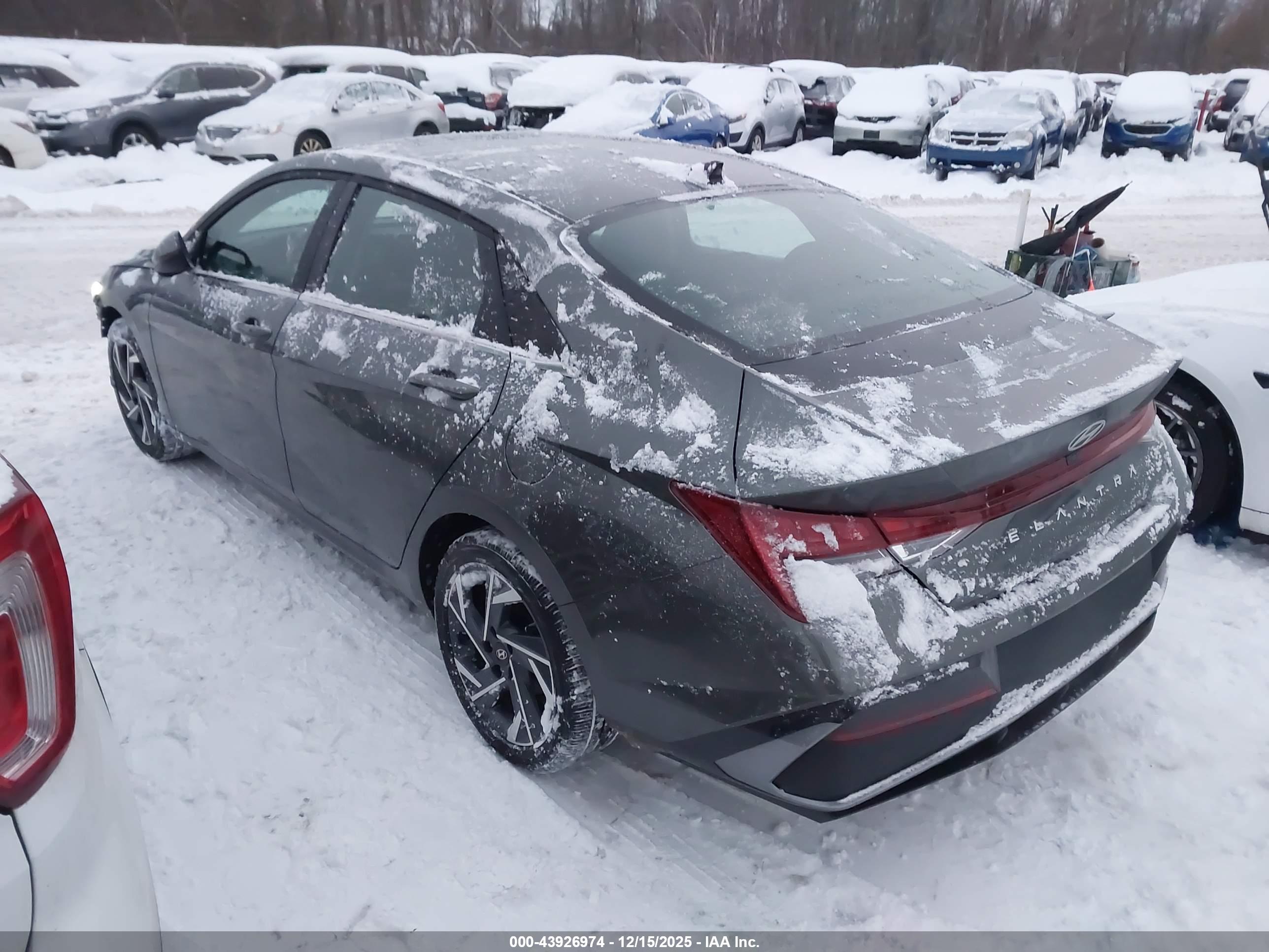 HYUNDAI ELANTRA image 3