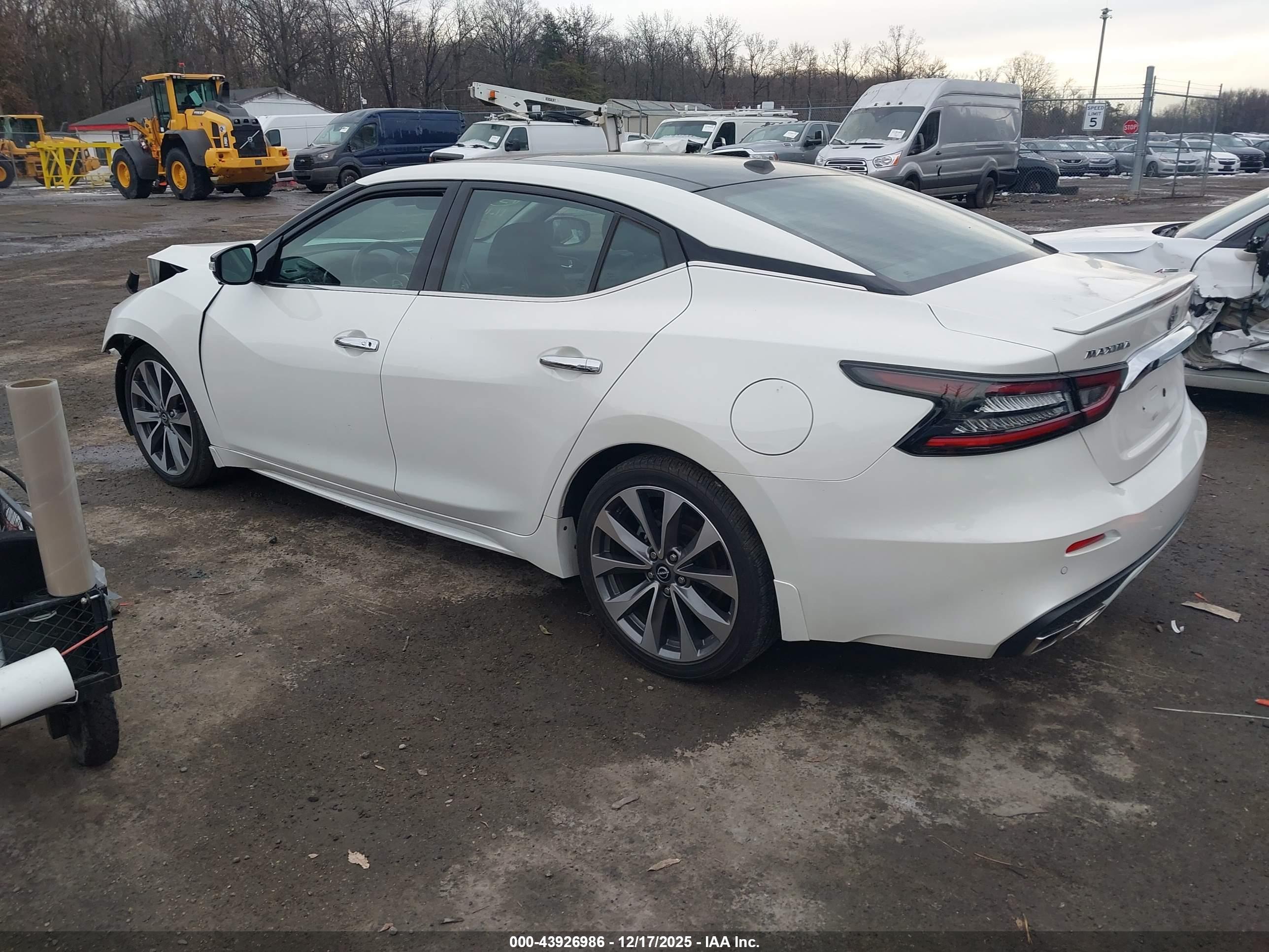 NISSAN MAXIMA image 3
