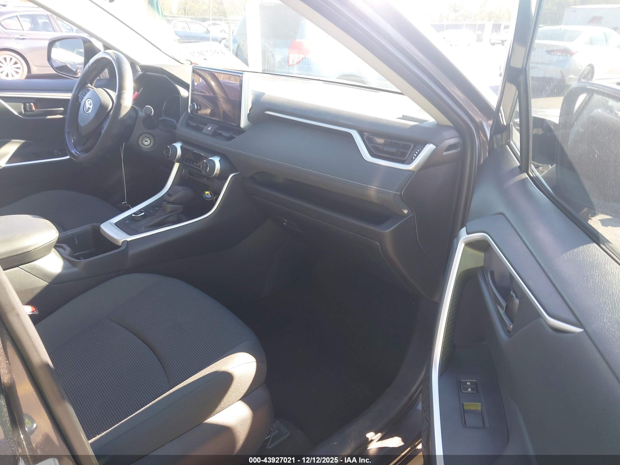 TOYOTA RAV4 image 5