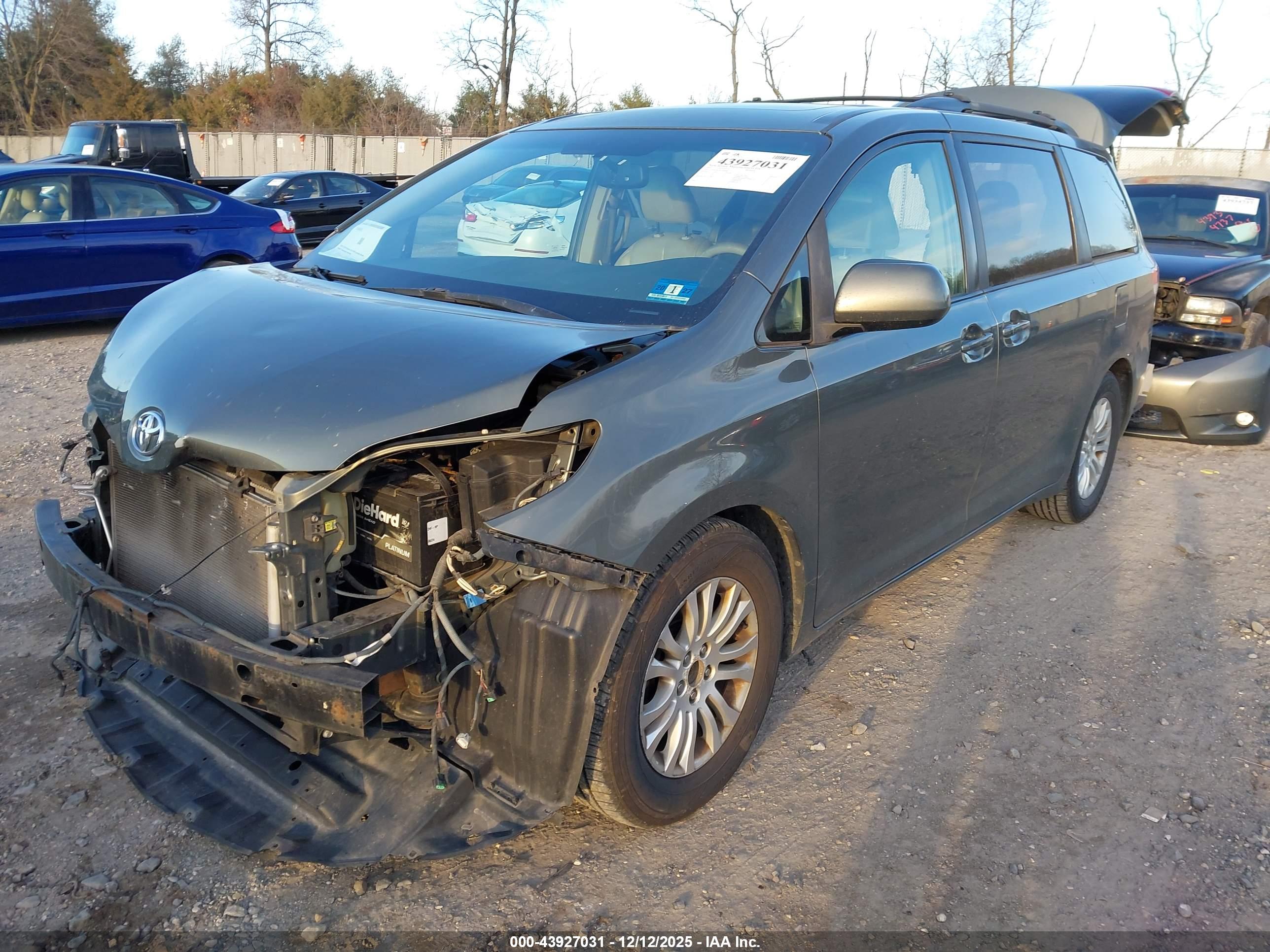 TOYOTA SIENNA image 2