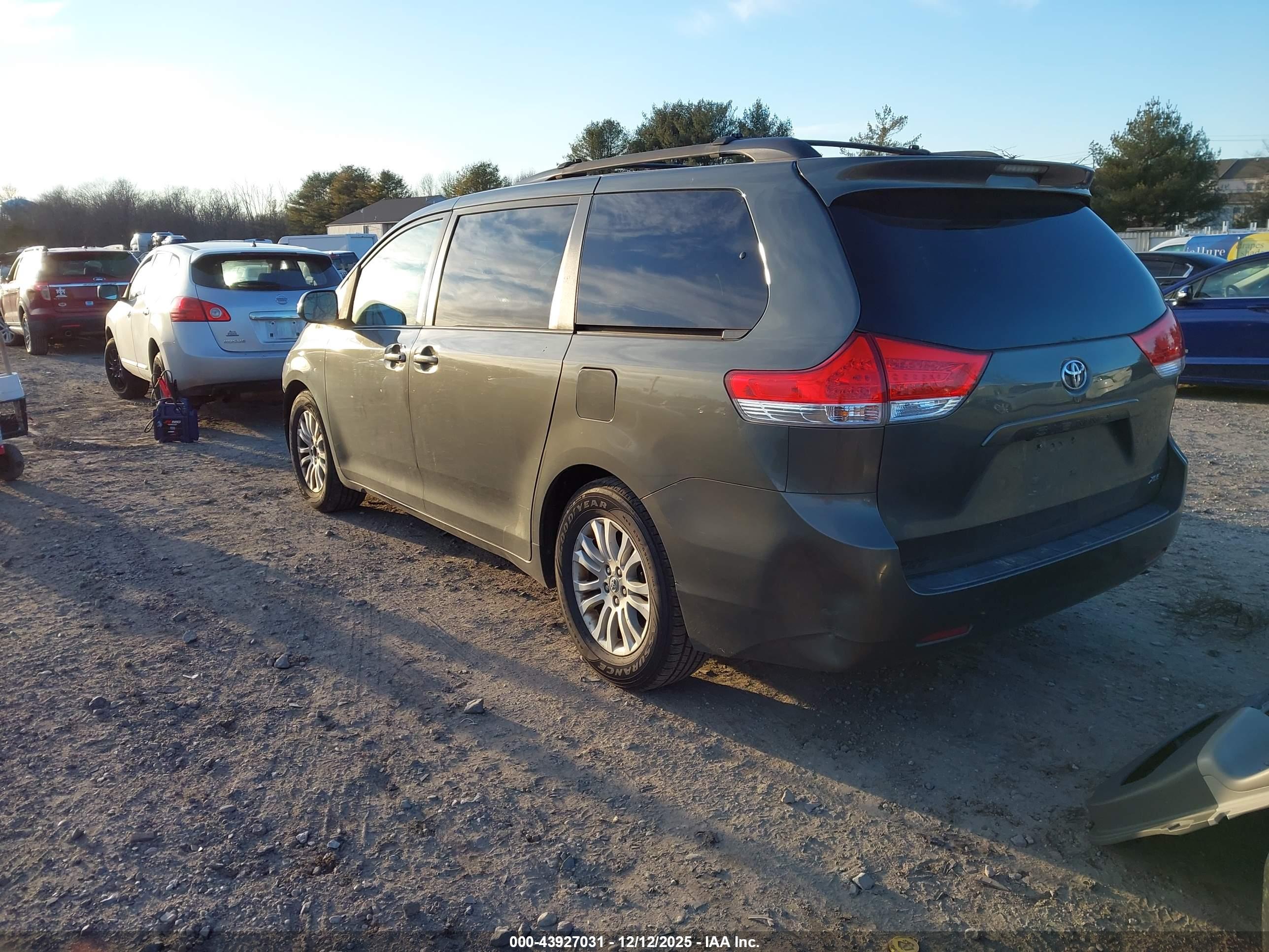 TOYOTA SIENNA image 3