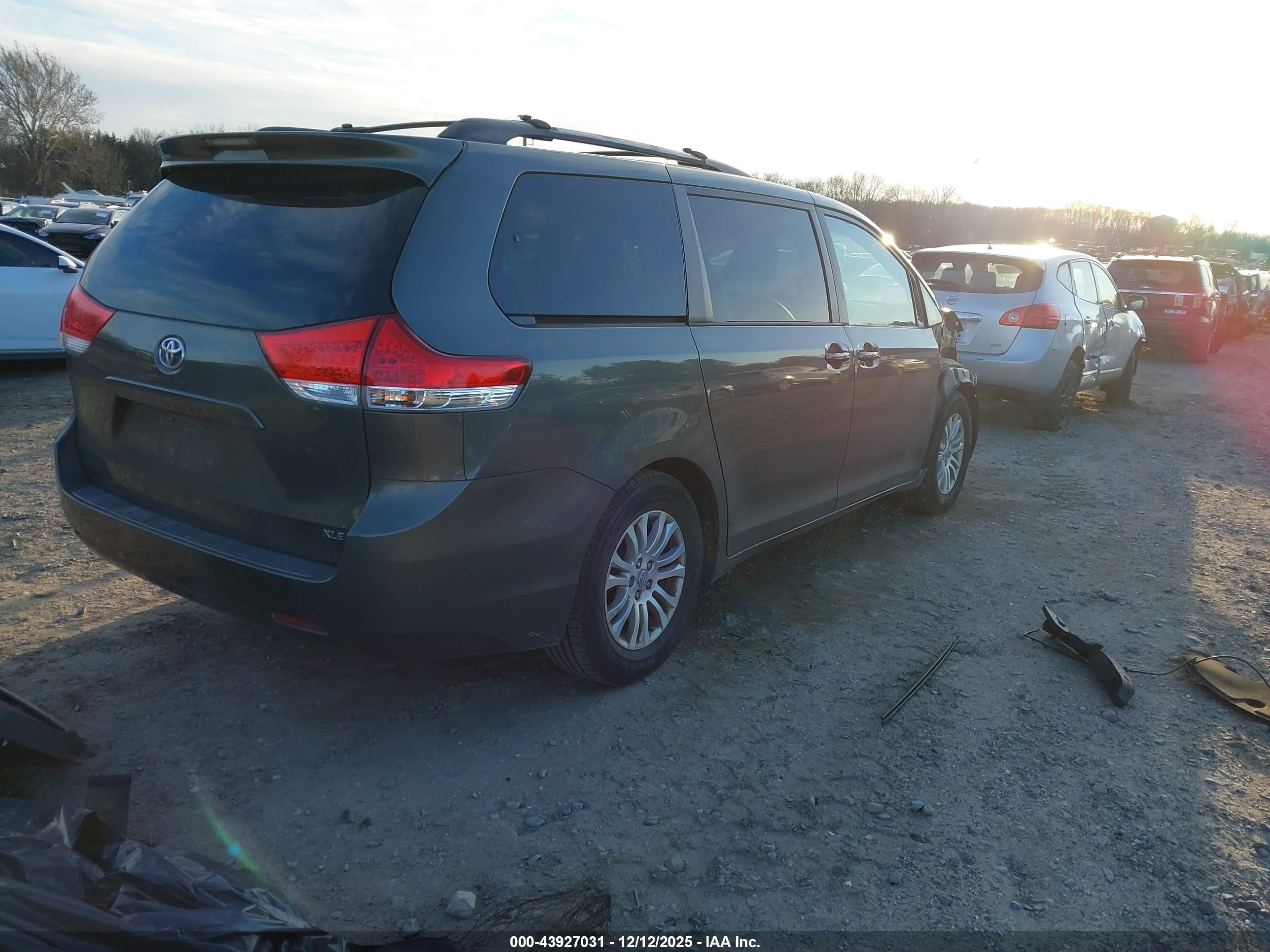 TOYOTA SIENNA image 4