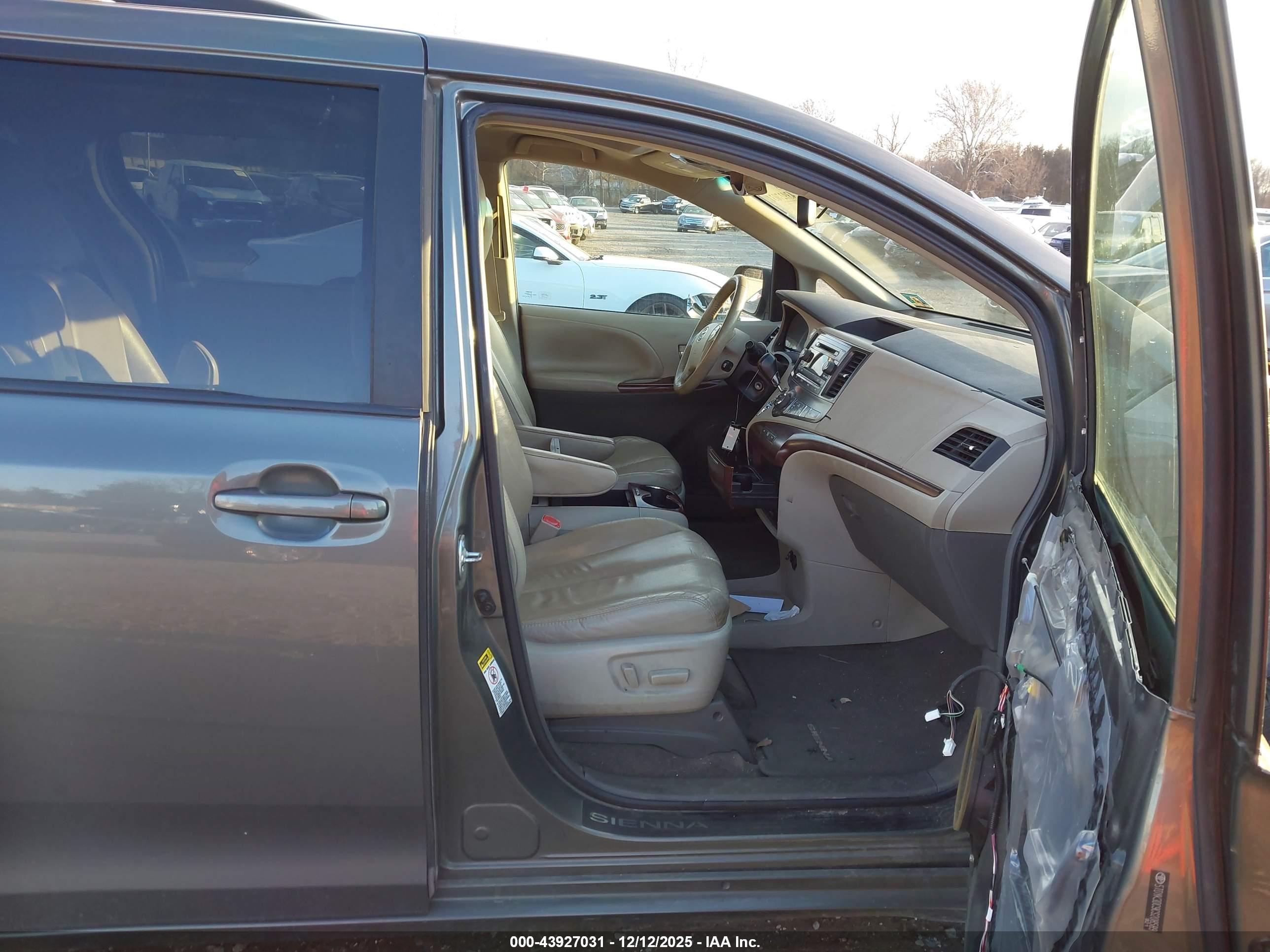 TOYOTA SIENNA image 5