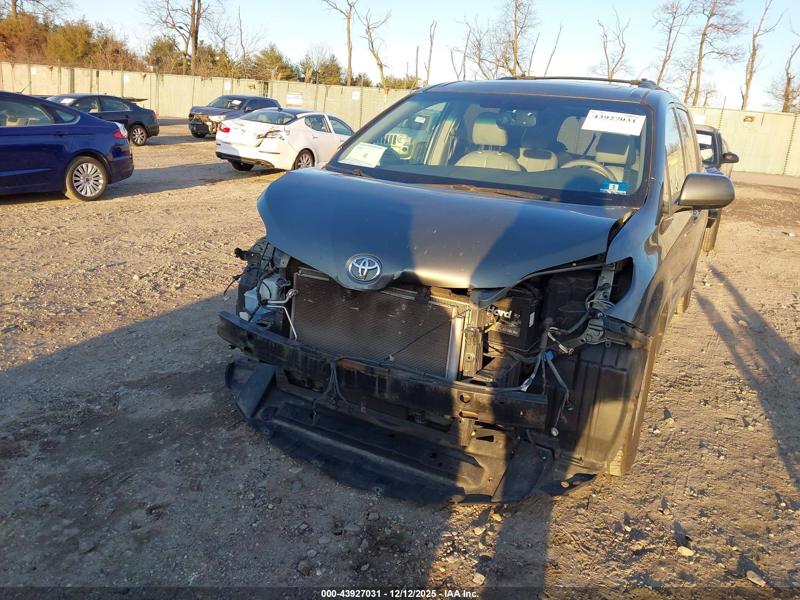 TOYOTA SIENNA image 6