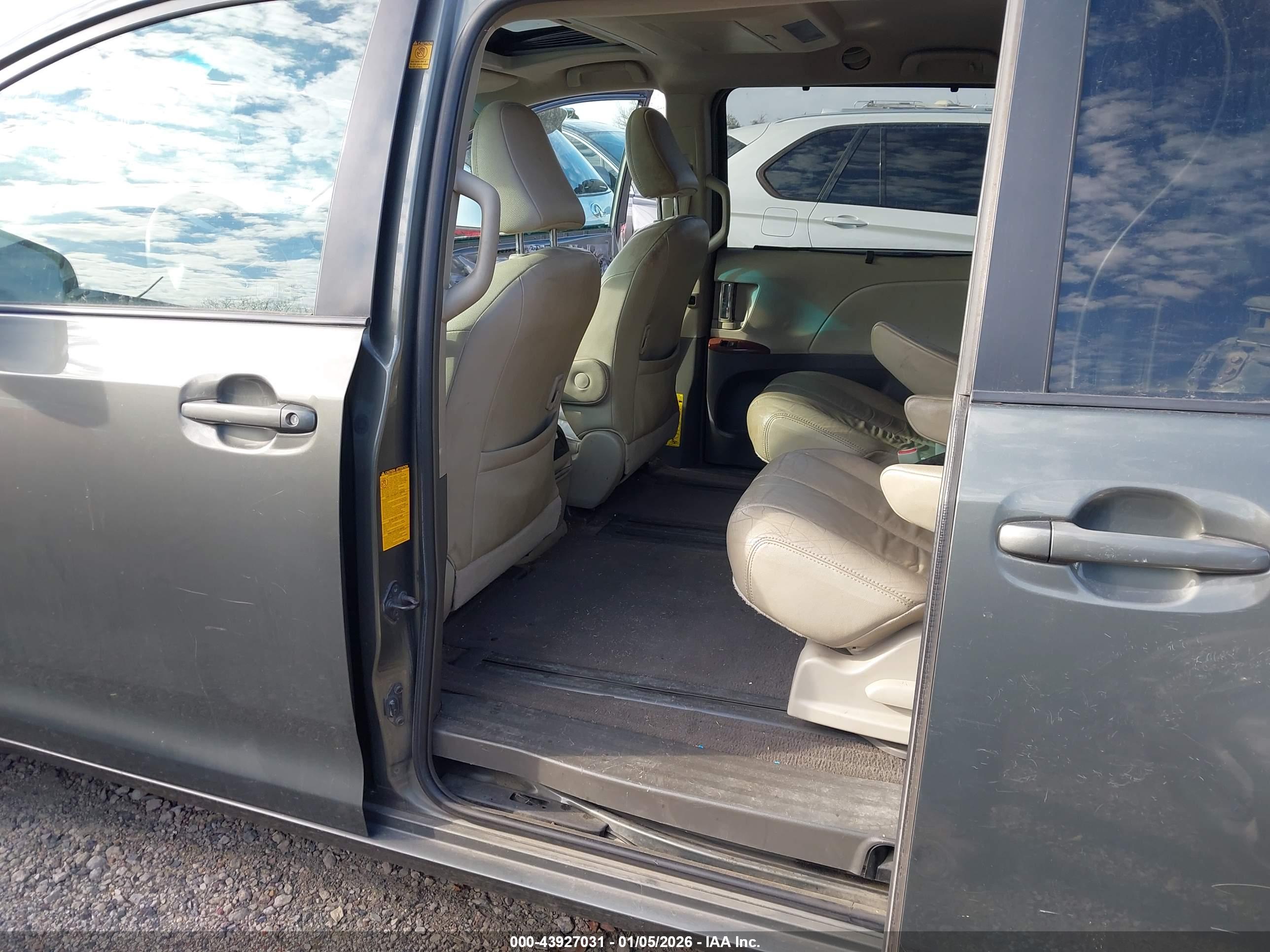 TOYOTA SIENNA image 8