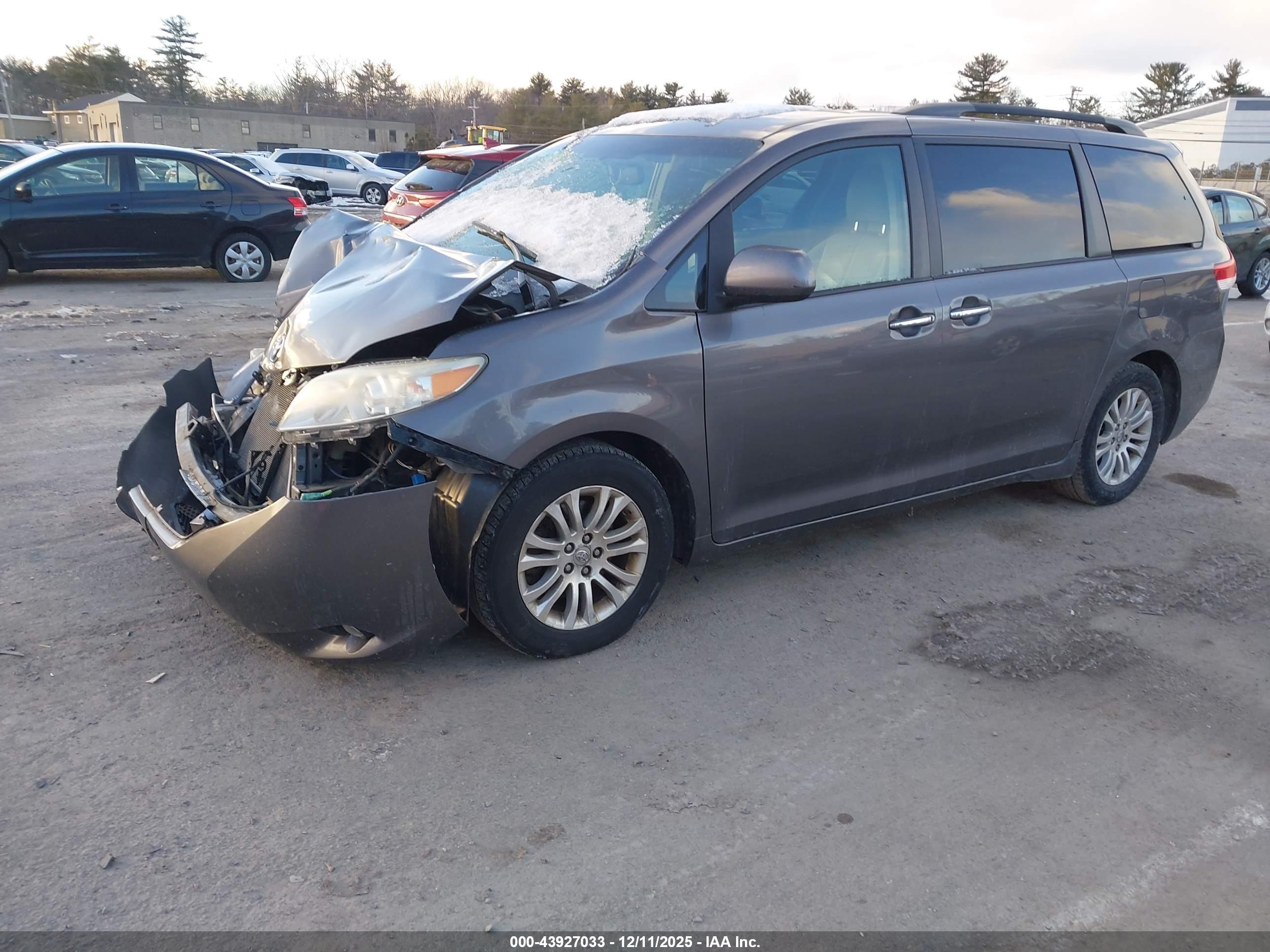 TOYOTA SIENNA image 2