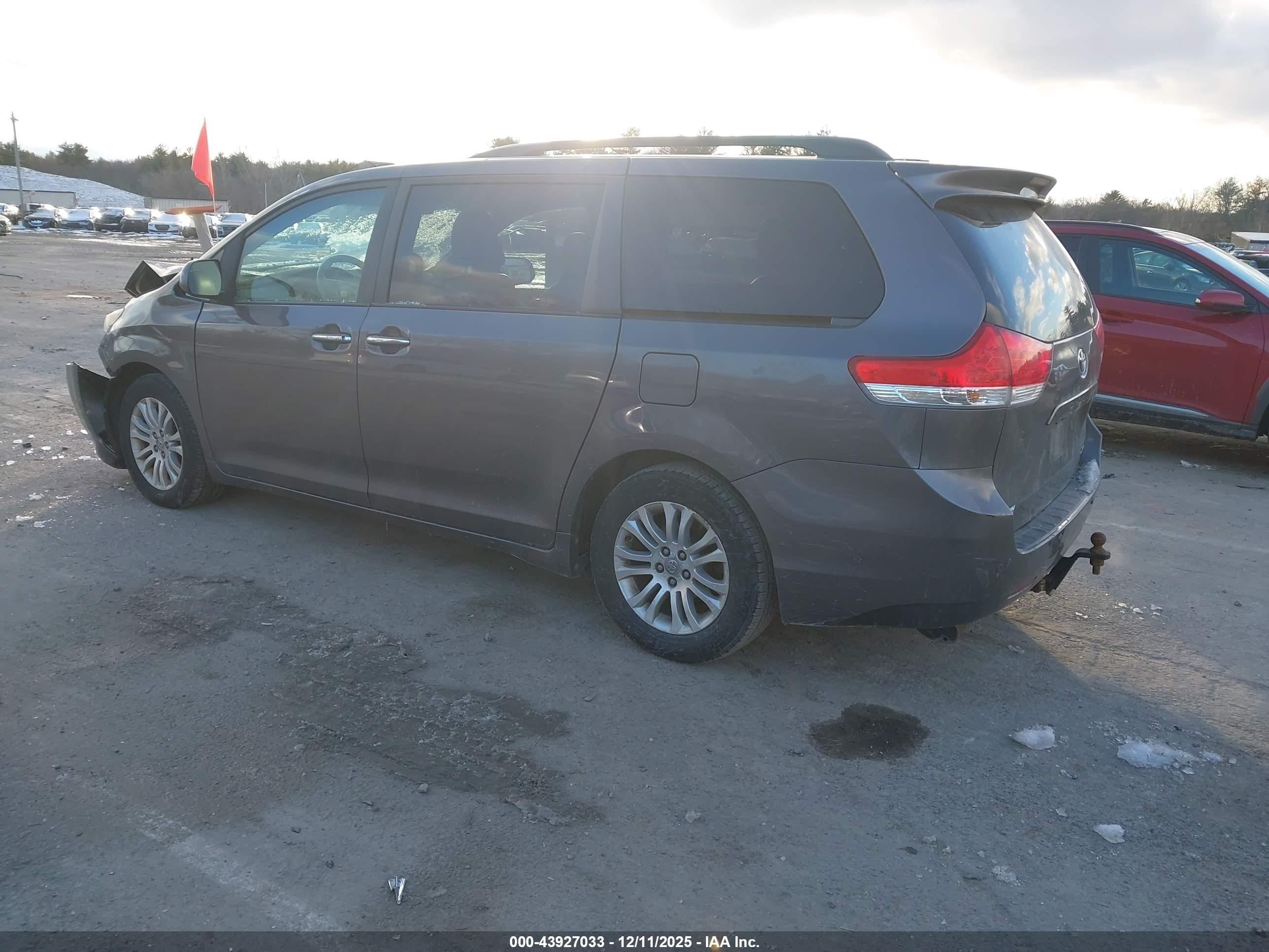 TOYOTA SIENNA image 3