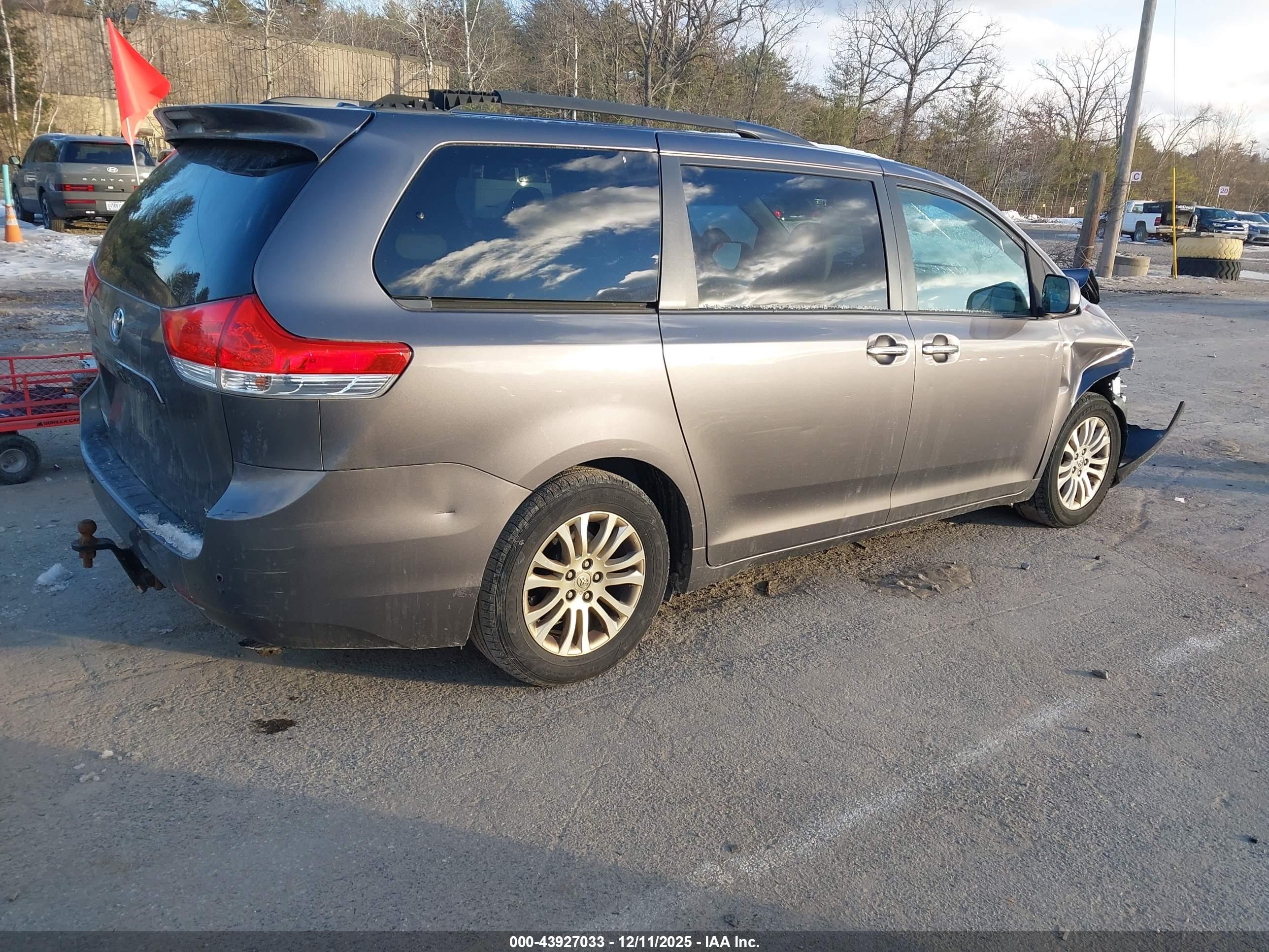 TOYOTA SIENNA image 4