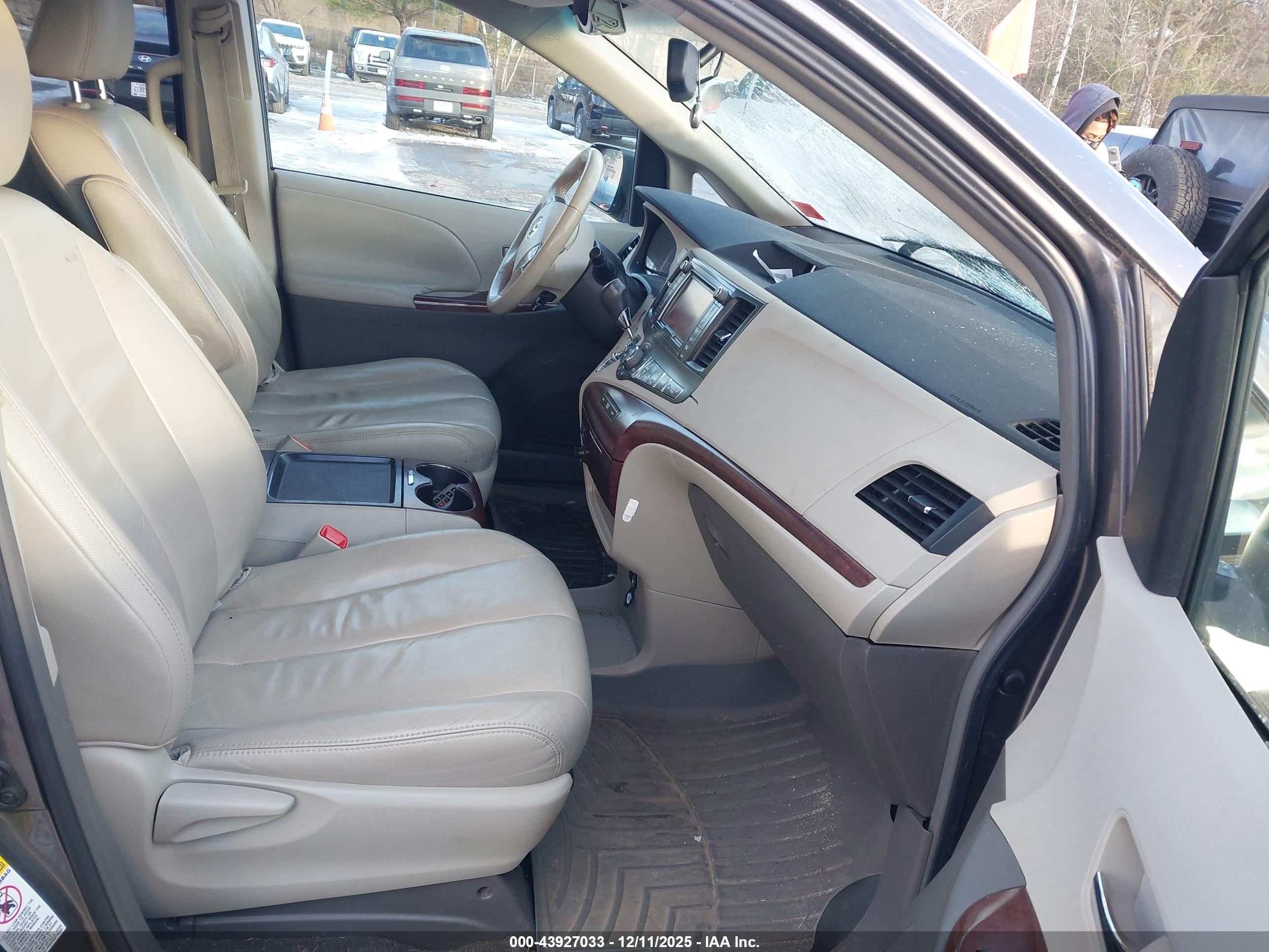 TOYOTA SIENNA image 5