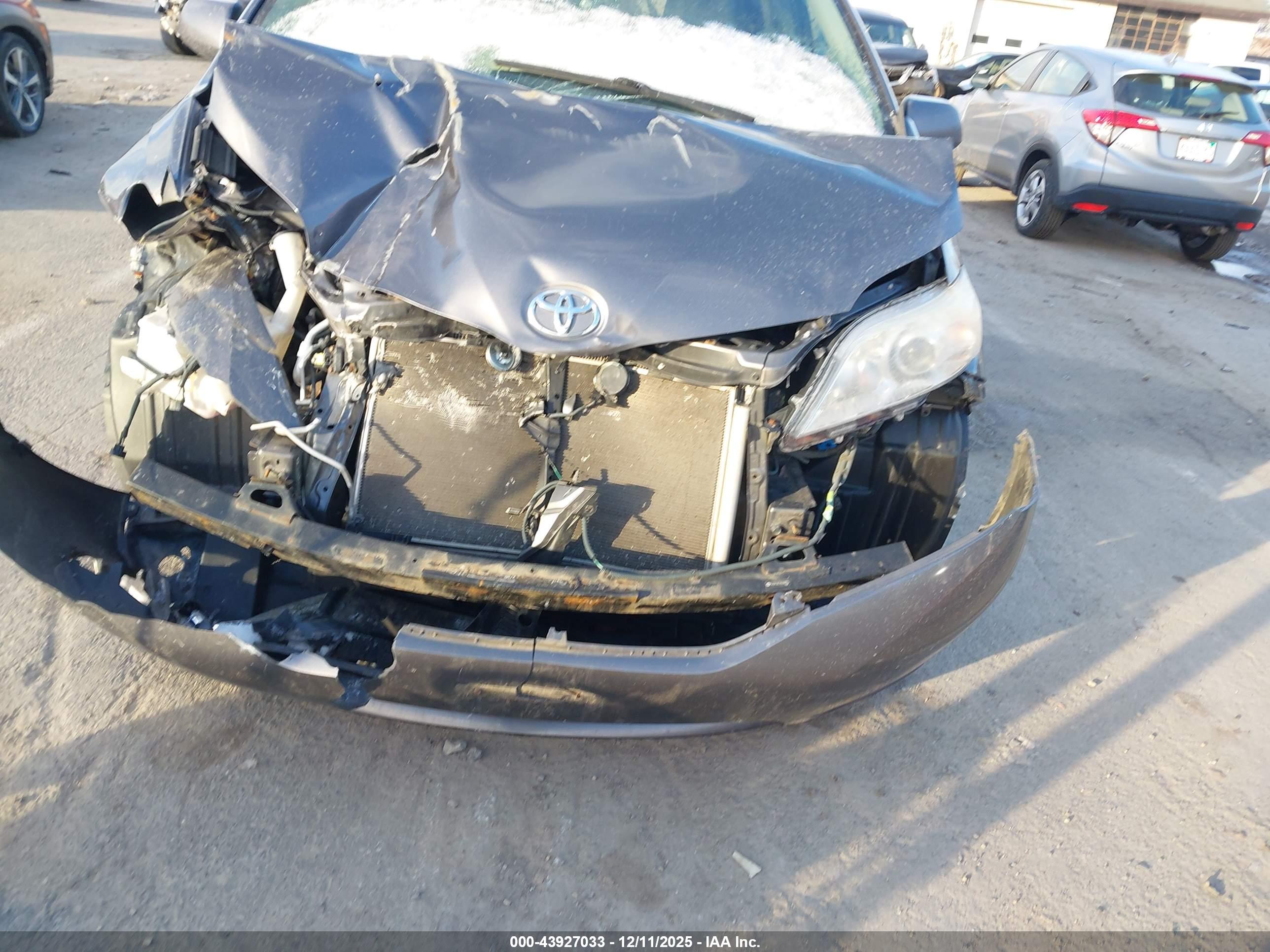 TOYOTA SIENNA image 6