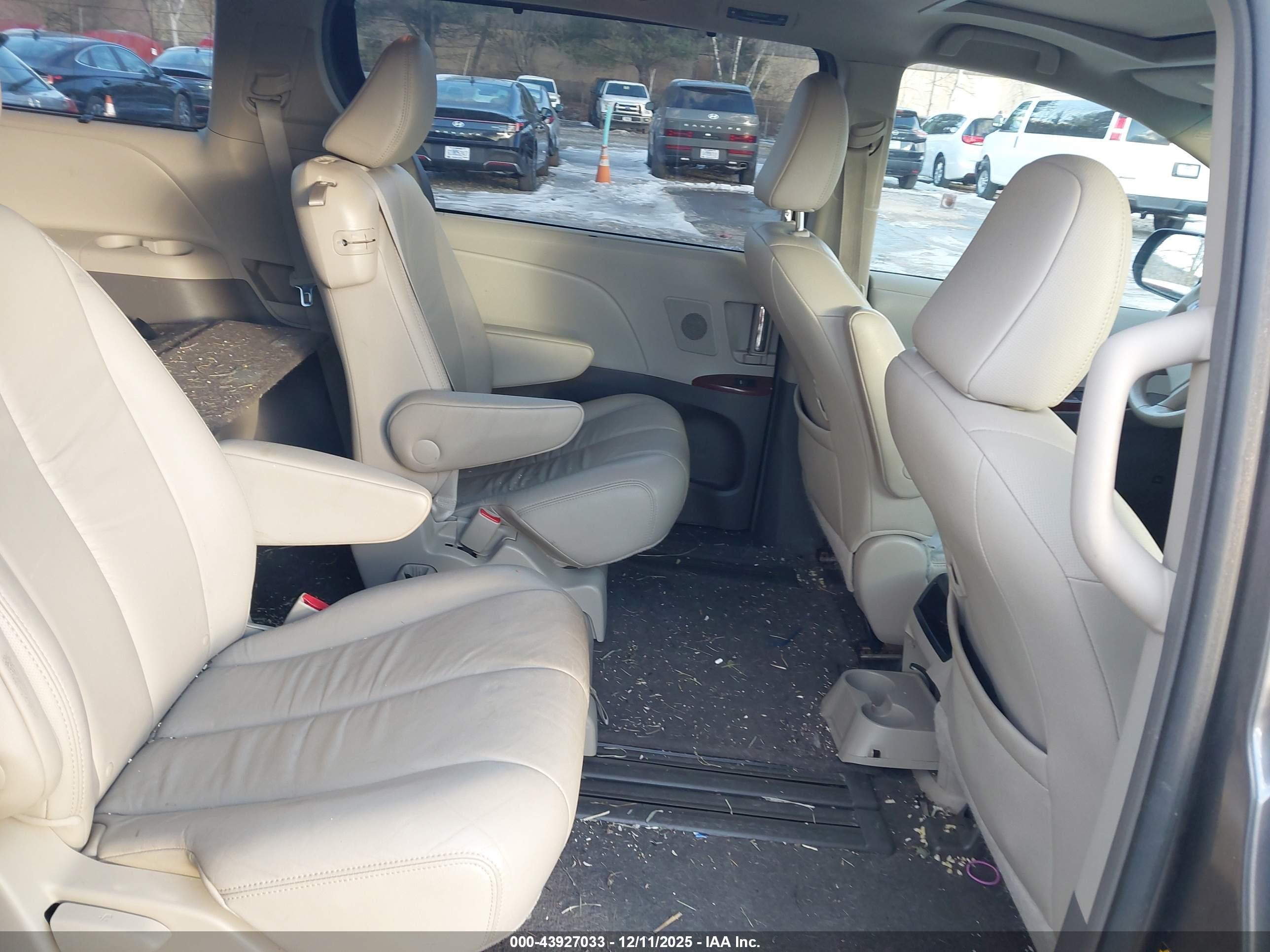 TOYOTA SIENNA image 8