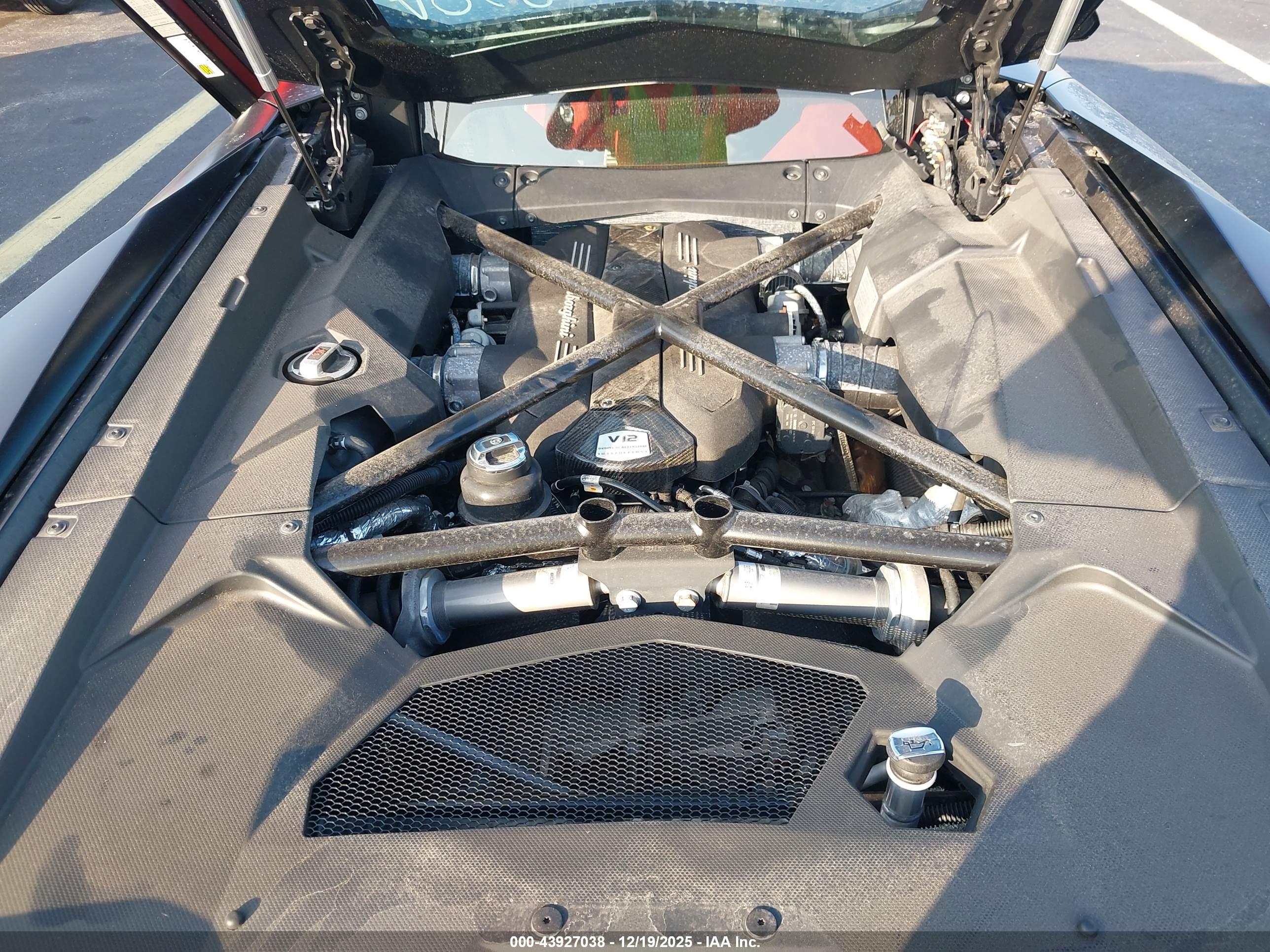 LAMBORGHINI AVENTADOR image 10