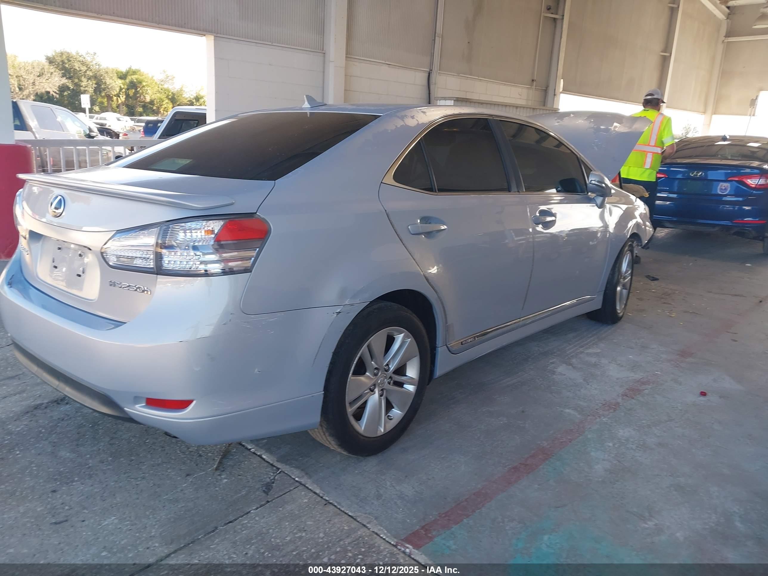 LEXUS HS image 4