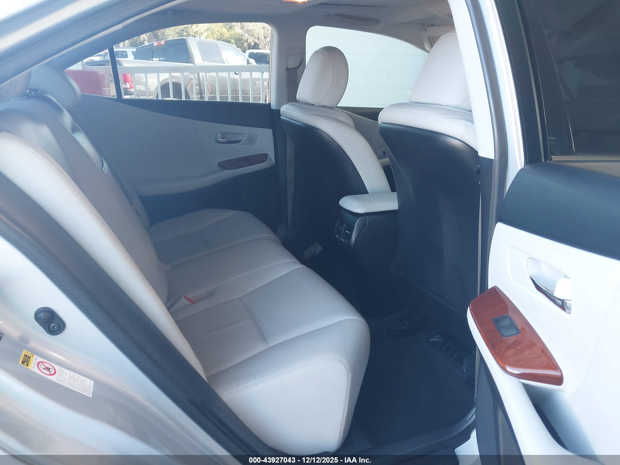 LEXUS HS image 8