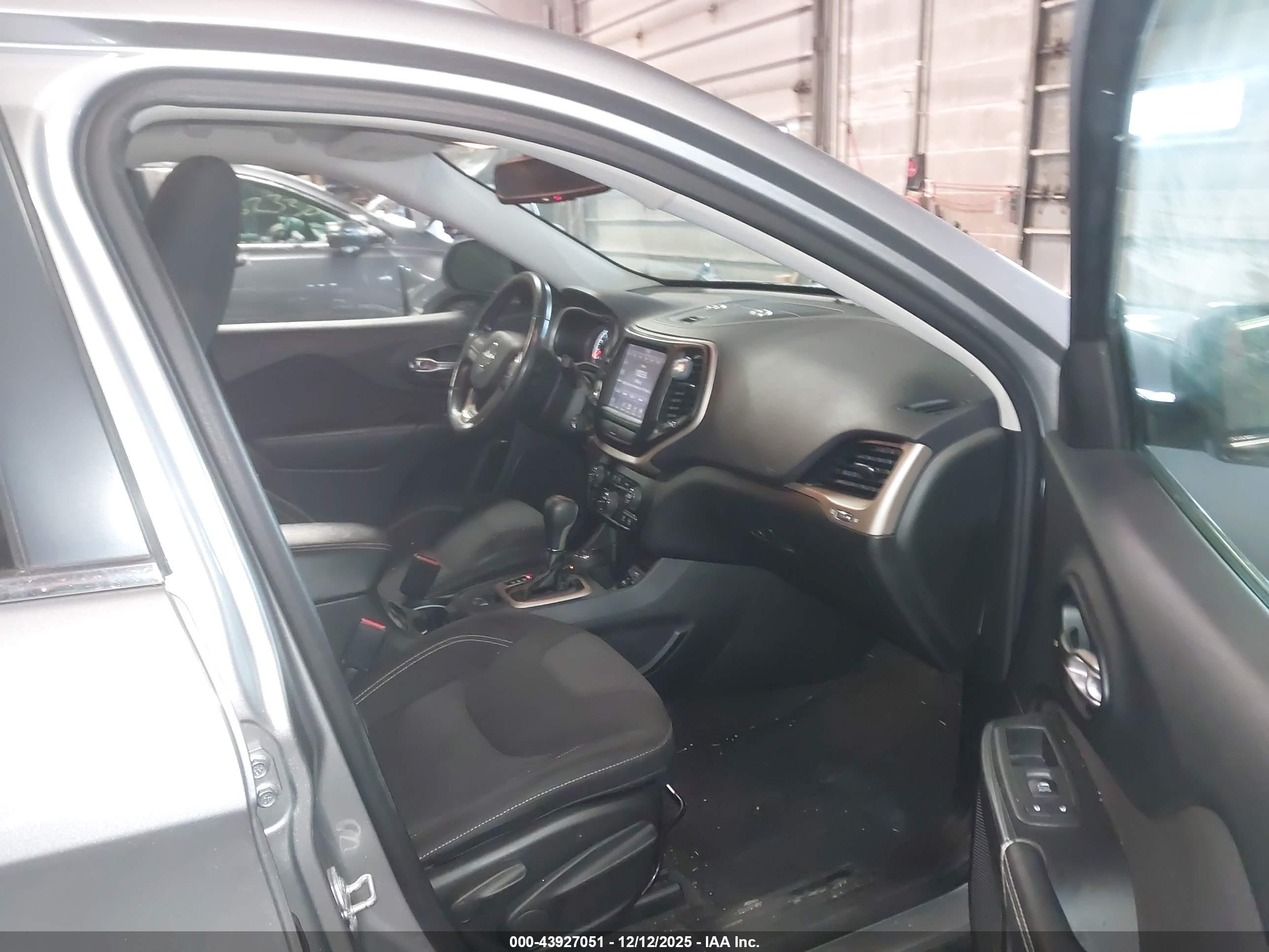 JEEP CHEROKEE image 5